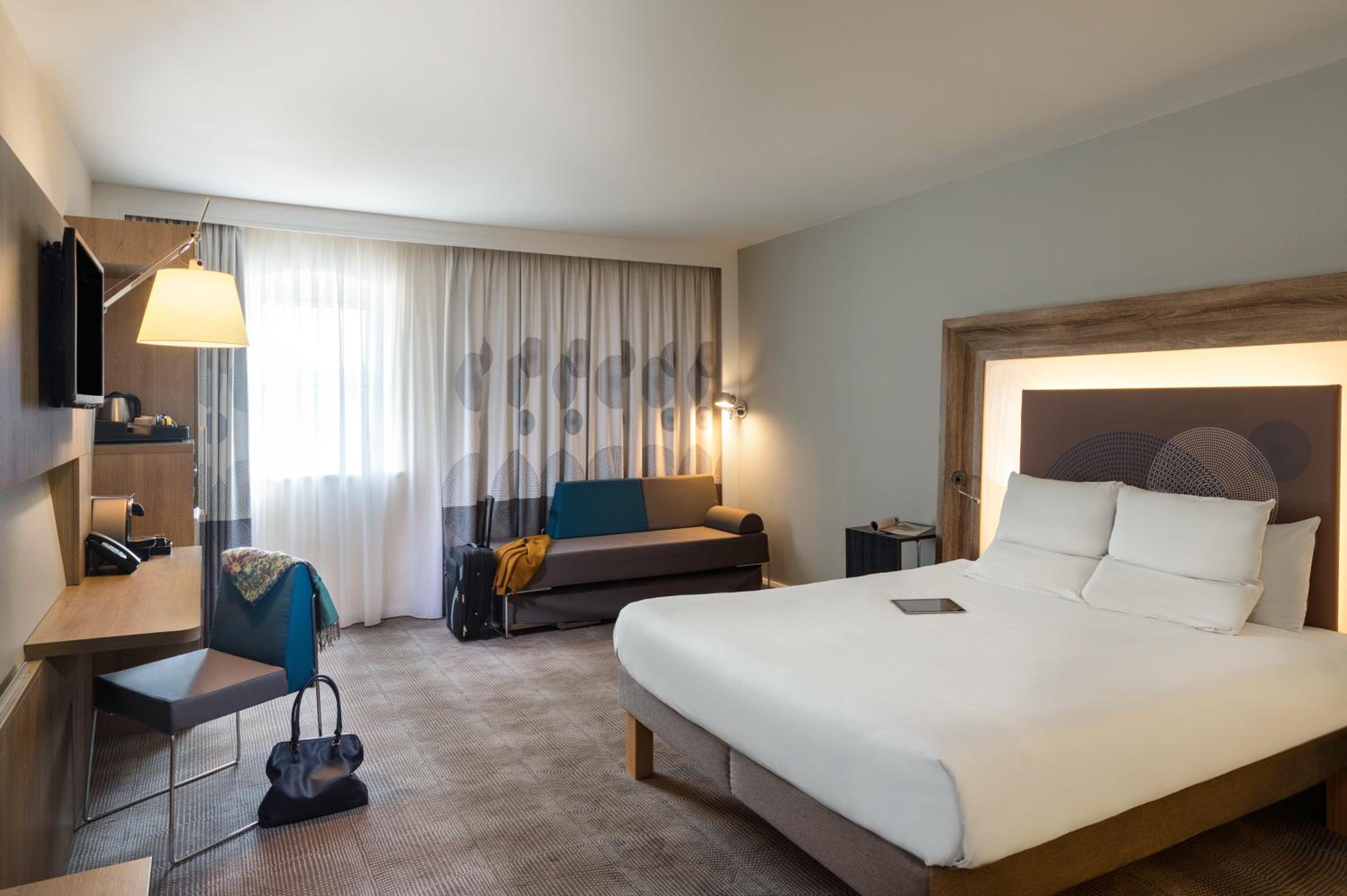 Executive Queen Room With Sofa Bed - Photo 1