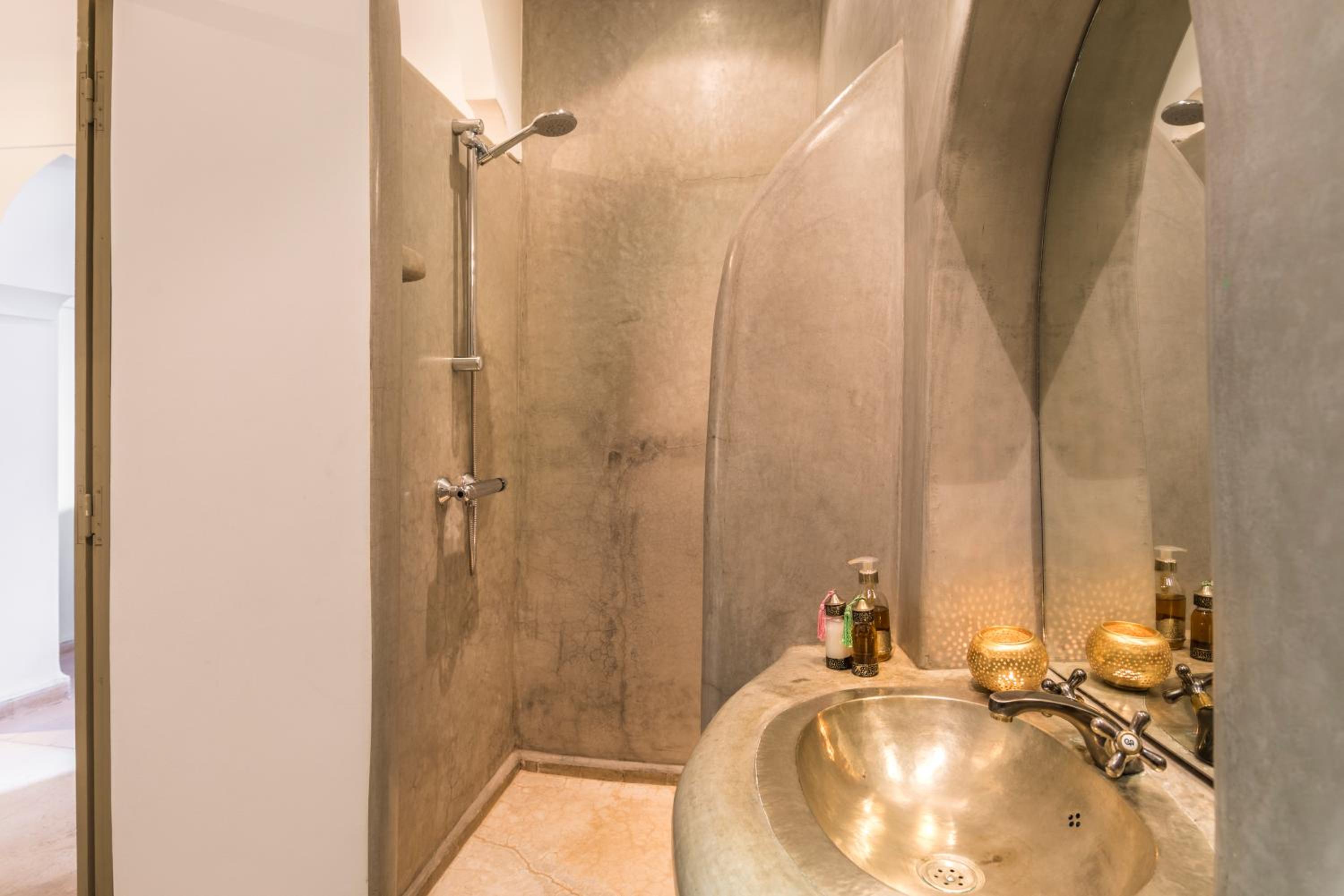 Deluxe King Room - Photo 10