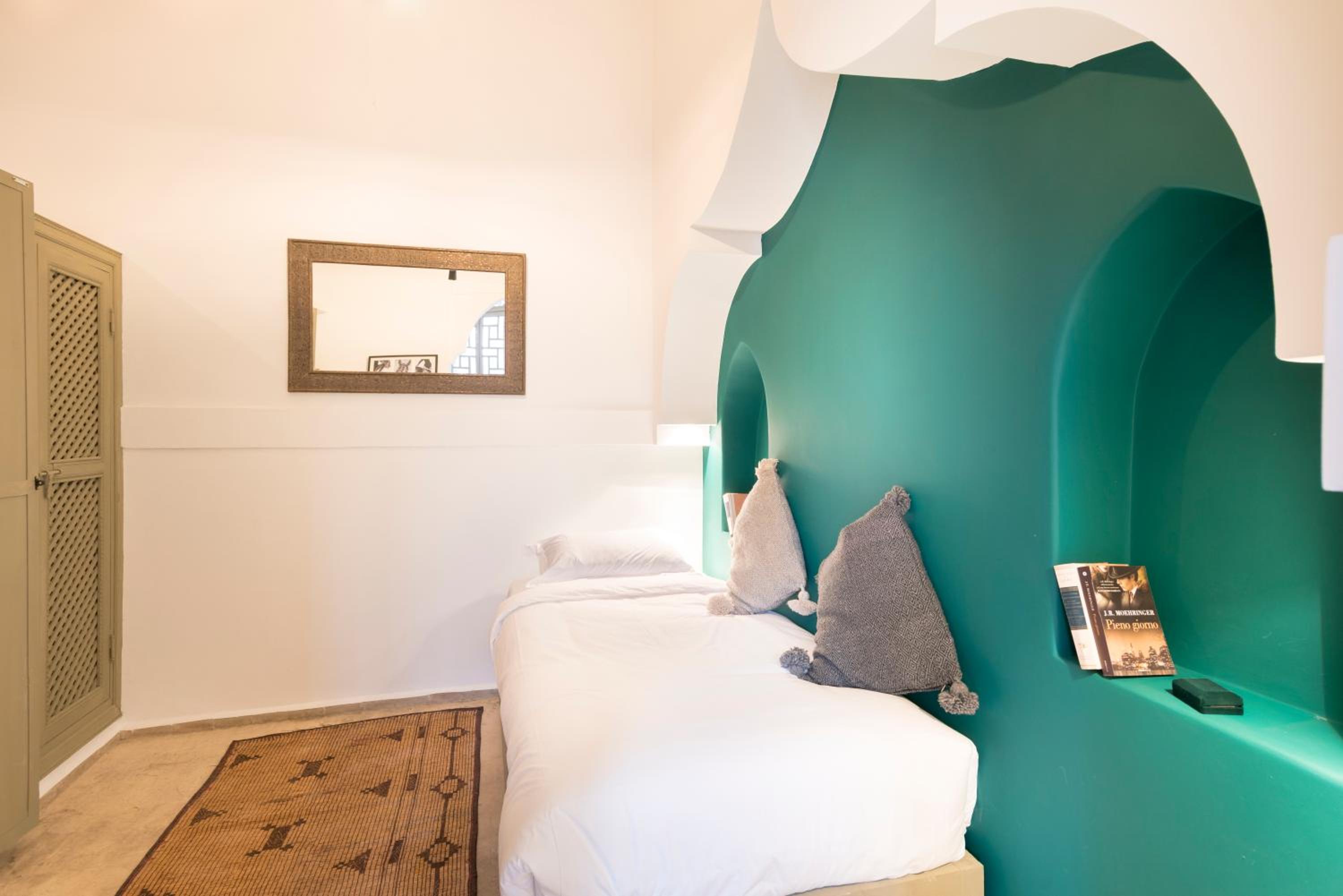 Deluxe King Room - Photo 2