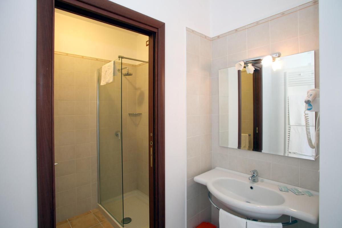 Quadruple Room - Photo 8