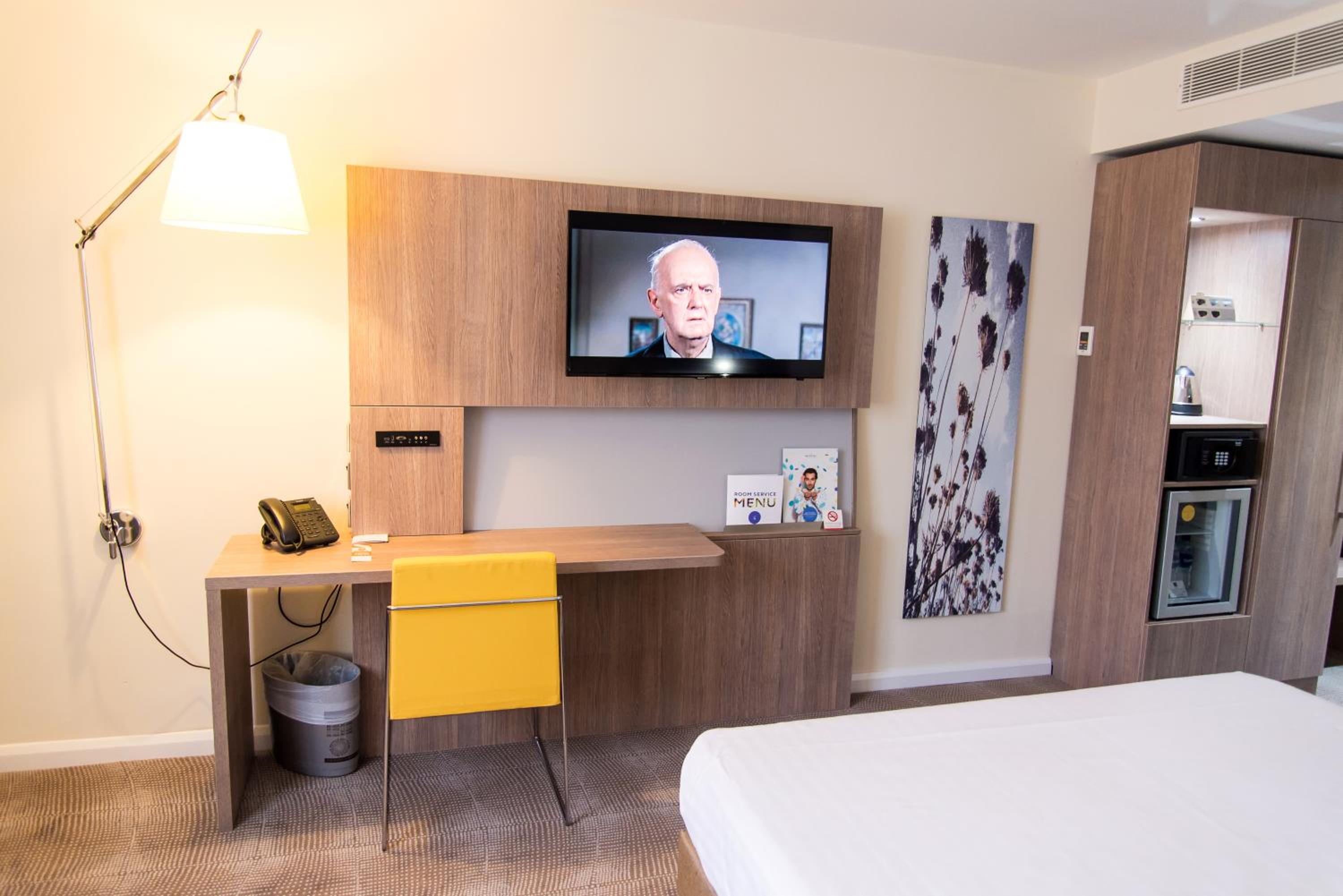 Executive Queen Room With Sofa Bed - Photo 6