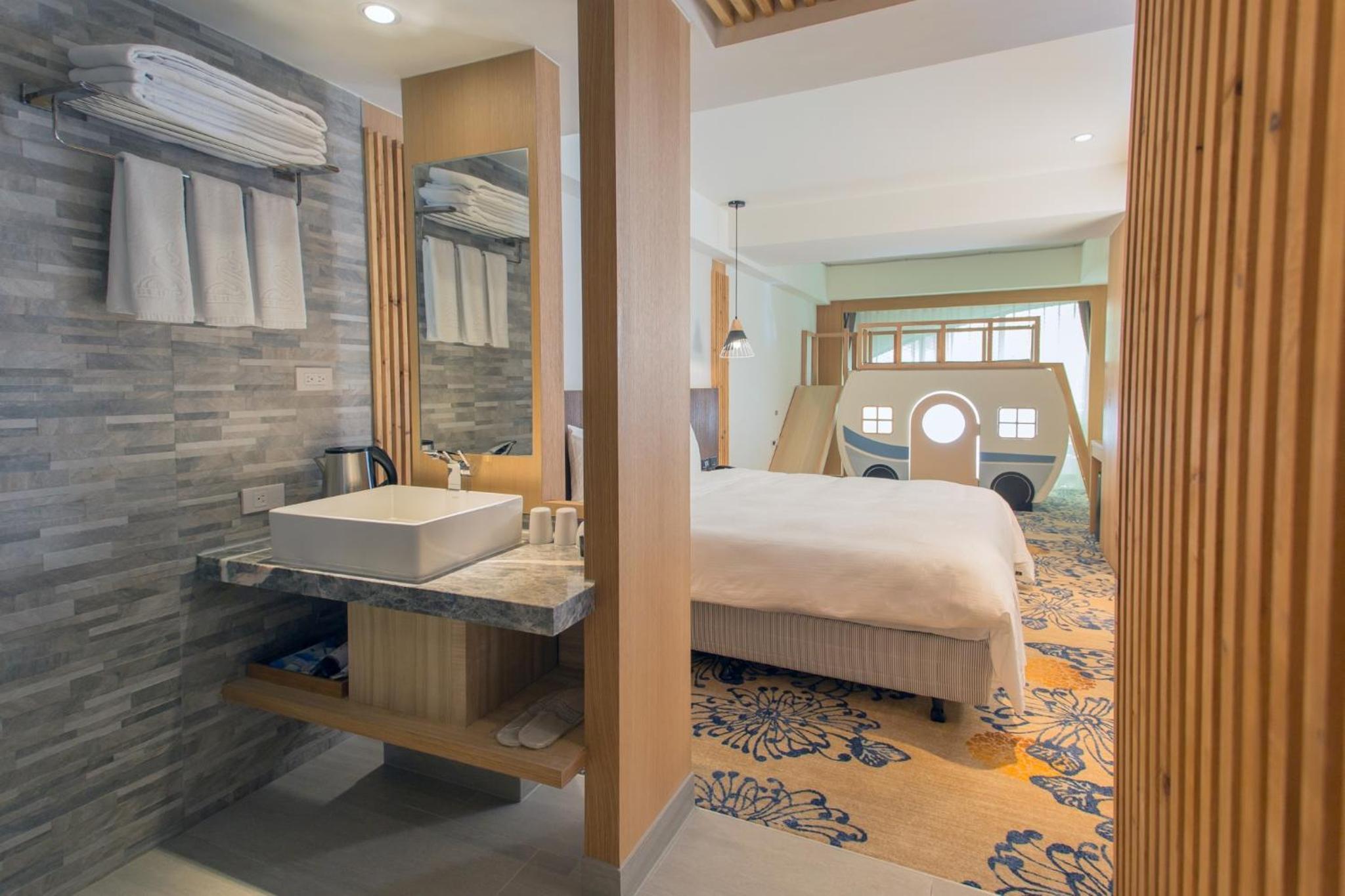 Kid-friendly Family Room with Kids Play bed photo 3