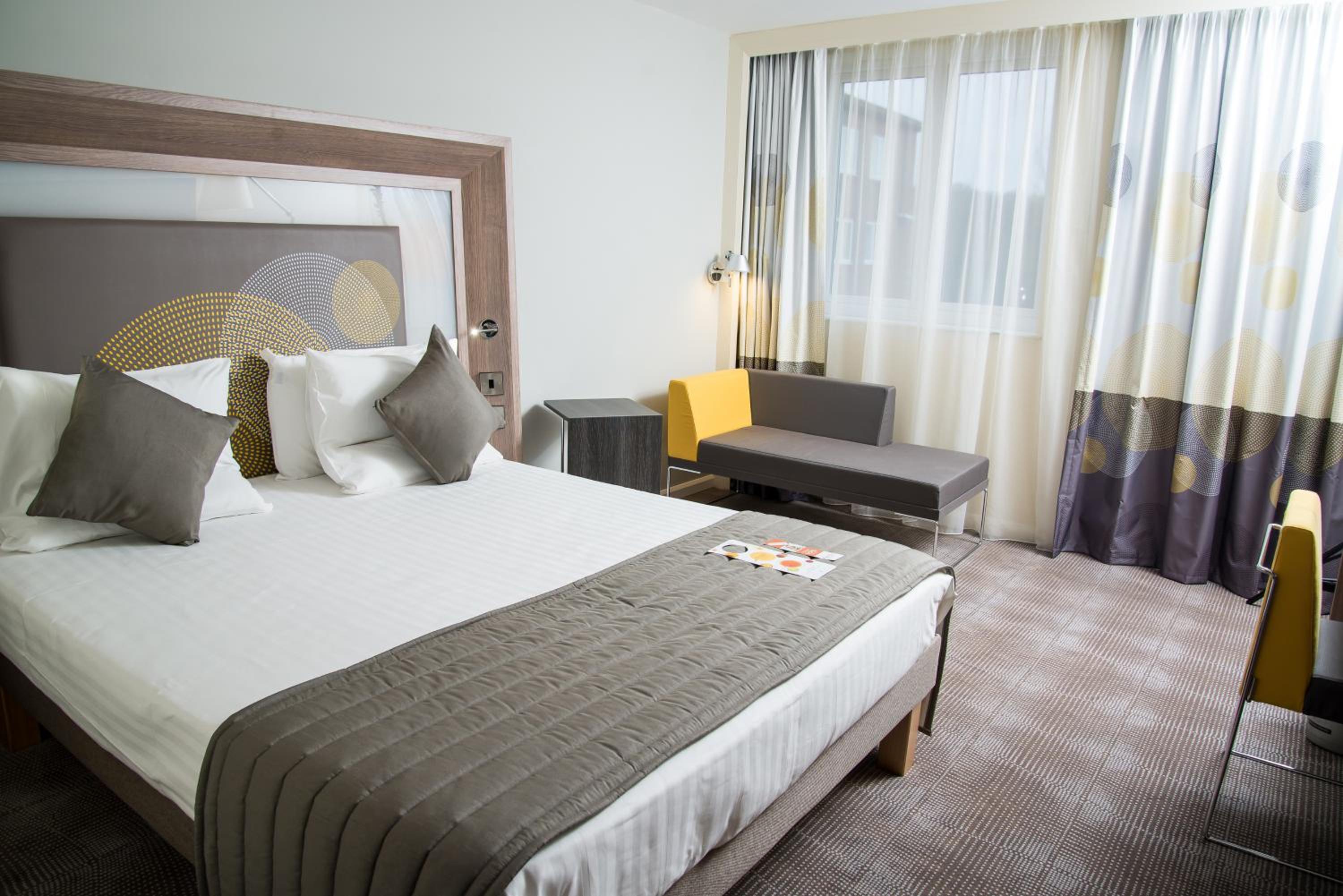 Superior Queen Room with Sofa Bed - Photo 1
