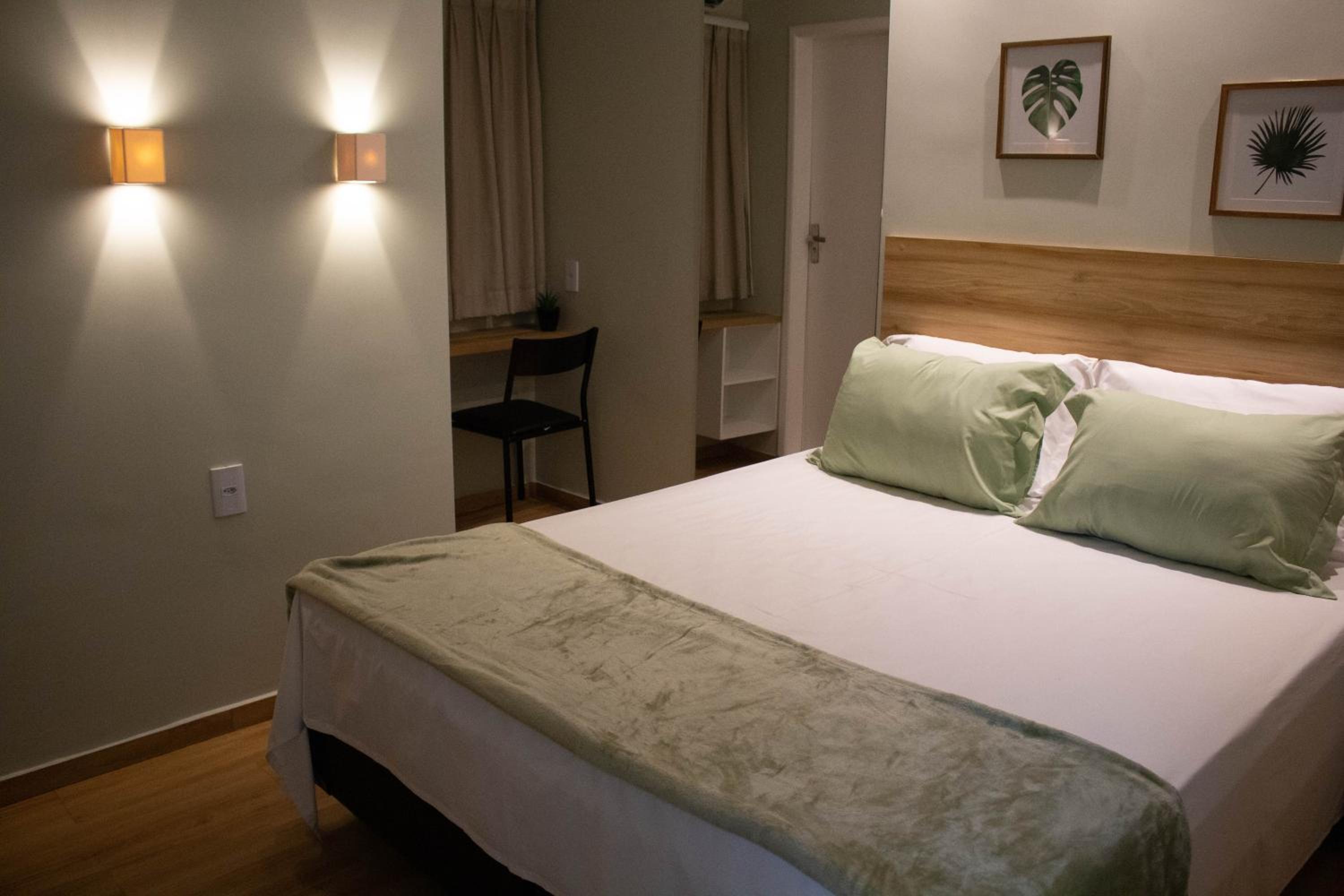 Deluxe Queen Room - Photo 8