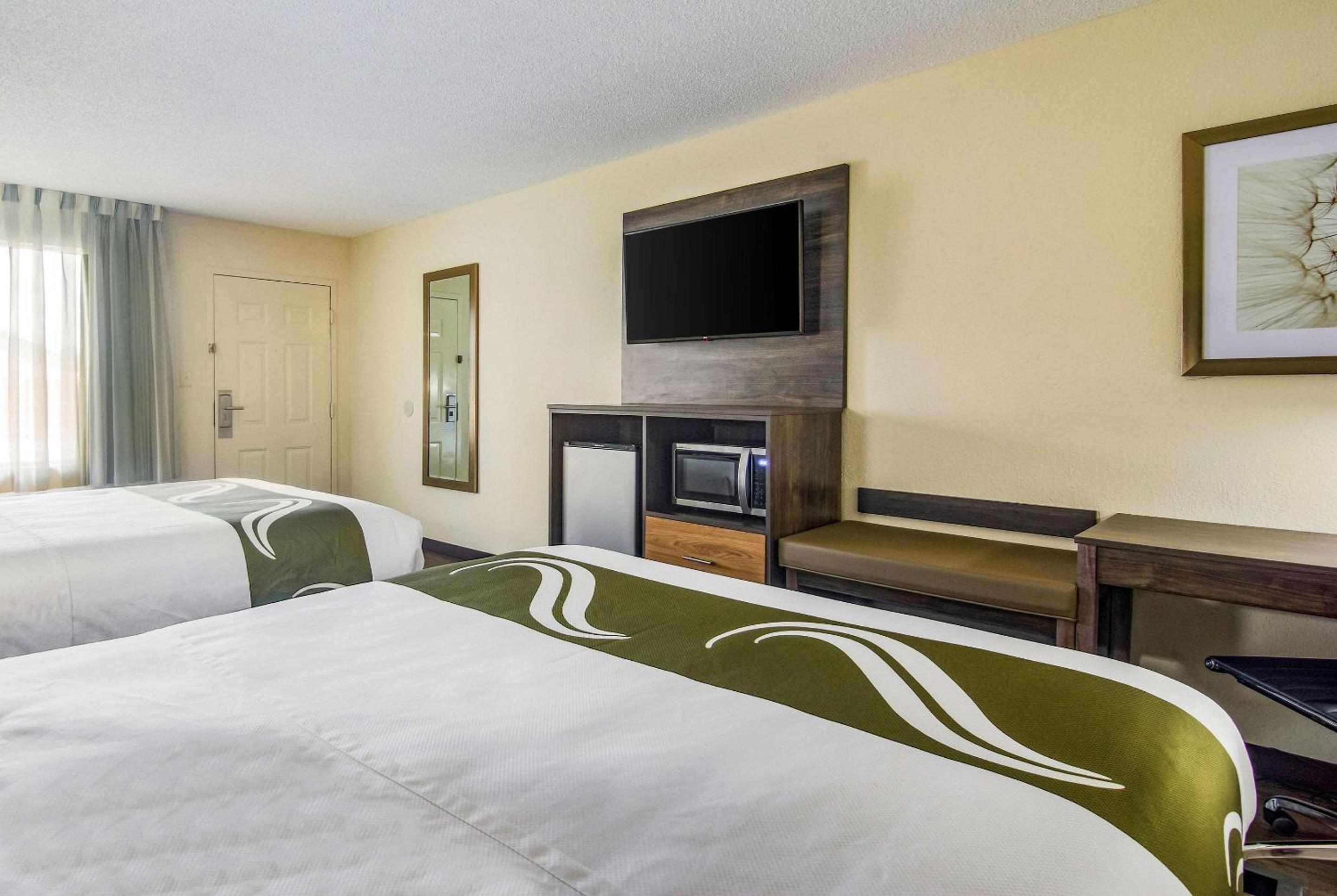 Queen Room with Two Queen Beds - Non-Smoking - Photo 2