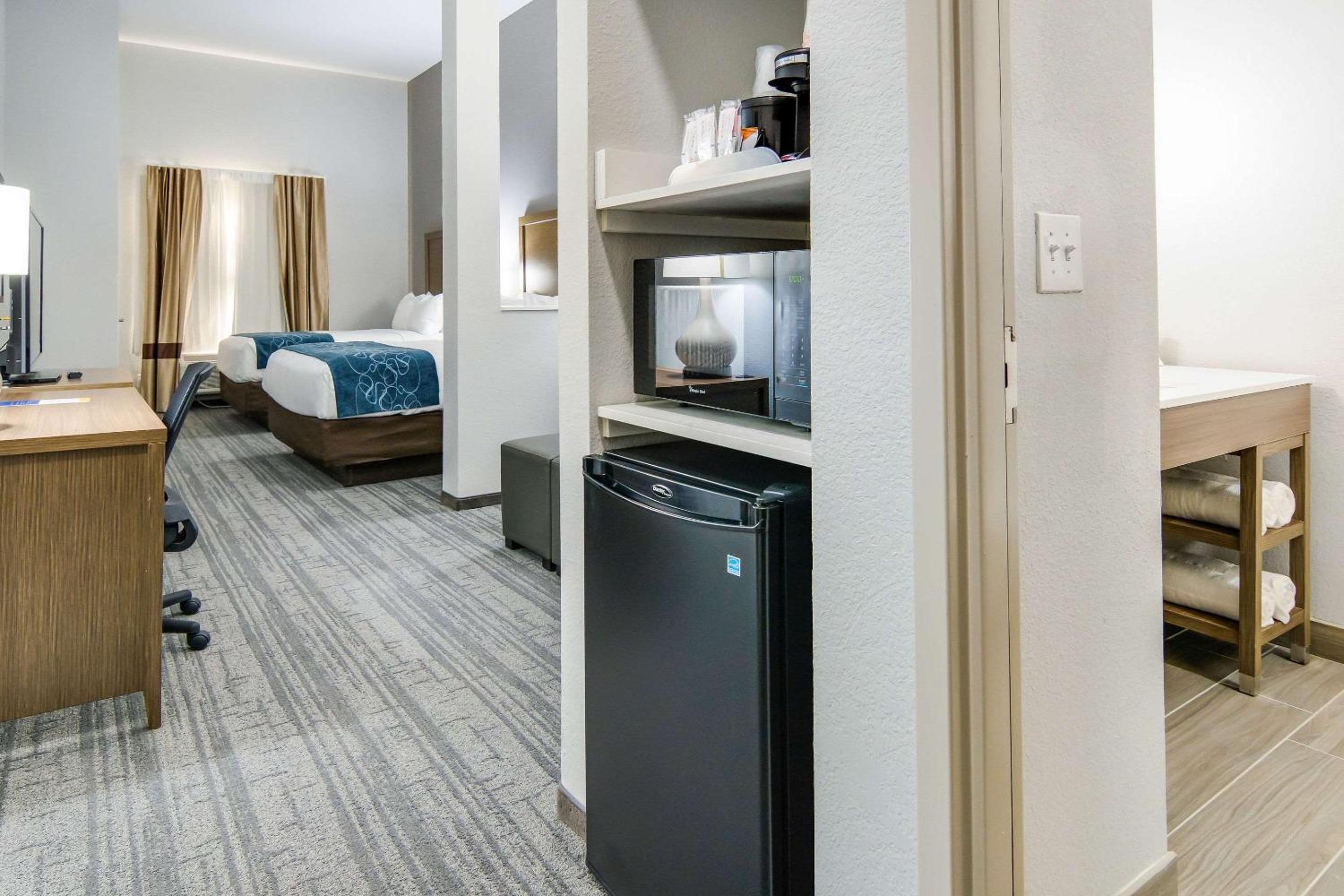 Queen Suite with Two Queen Beds - Non-Smoking - Photo 2