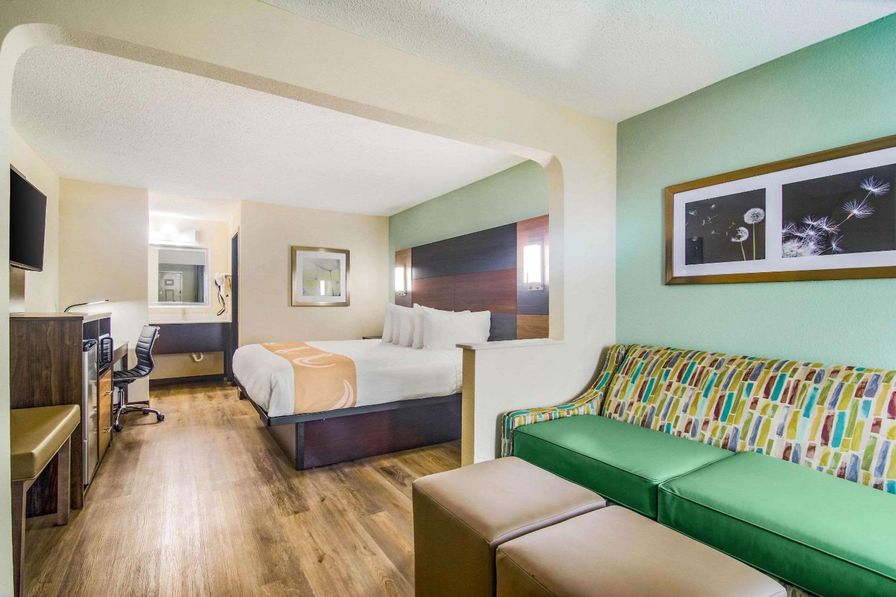 King Suite - Non-Smoking - Photo 2