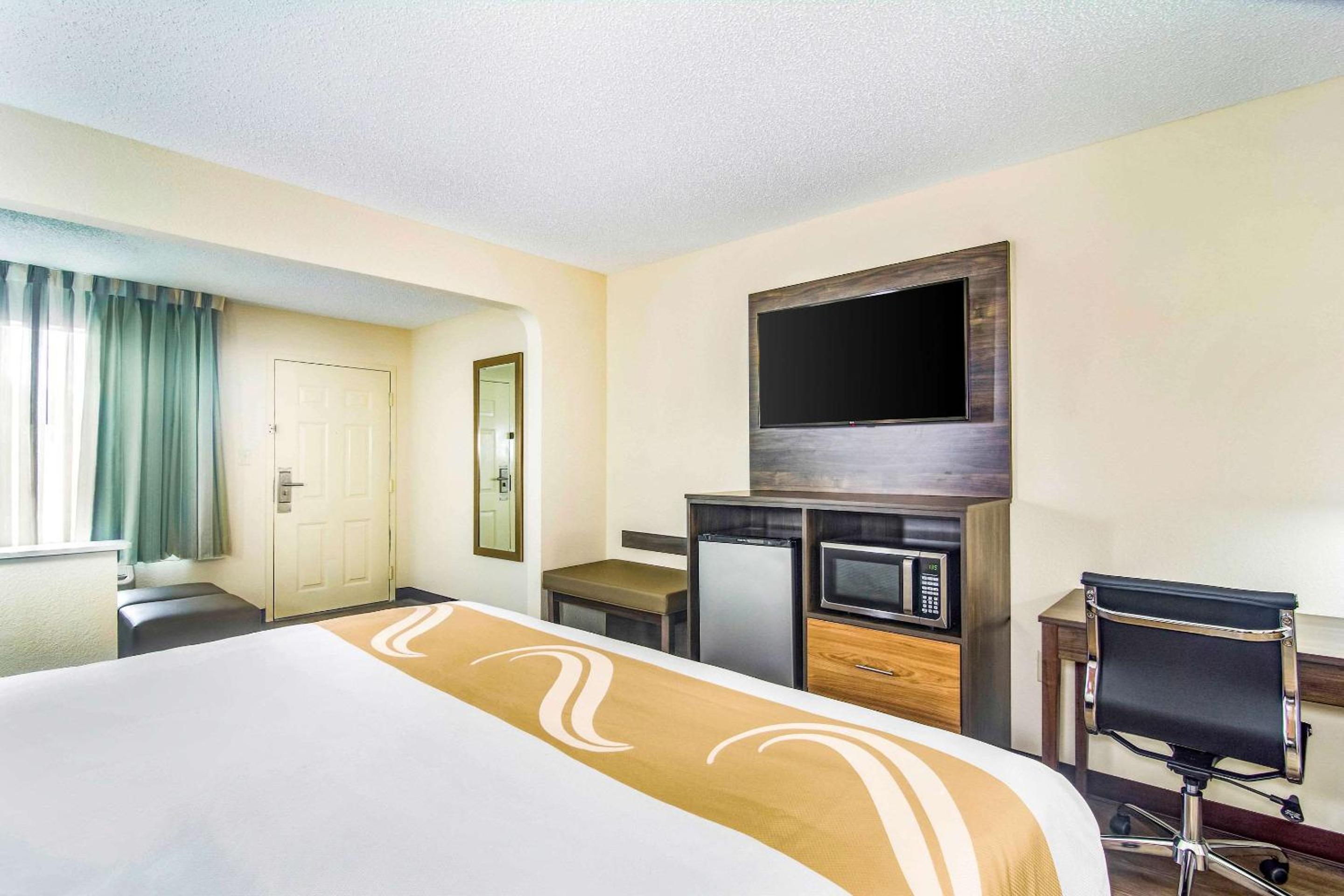 King Suite - Non-Smoking - Photo 3