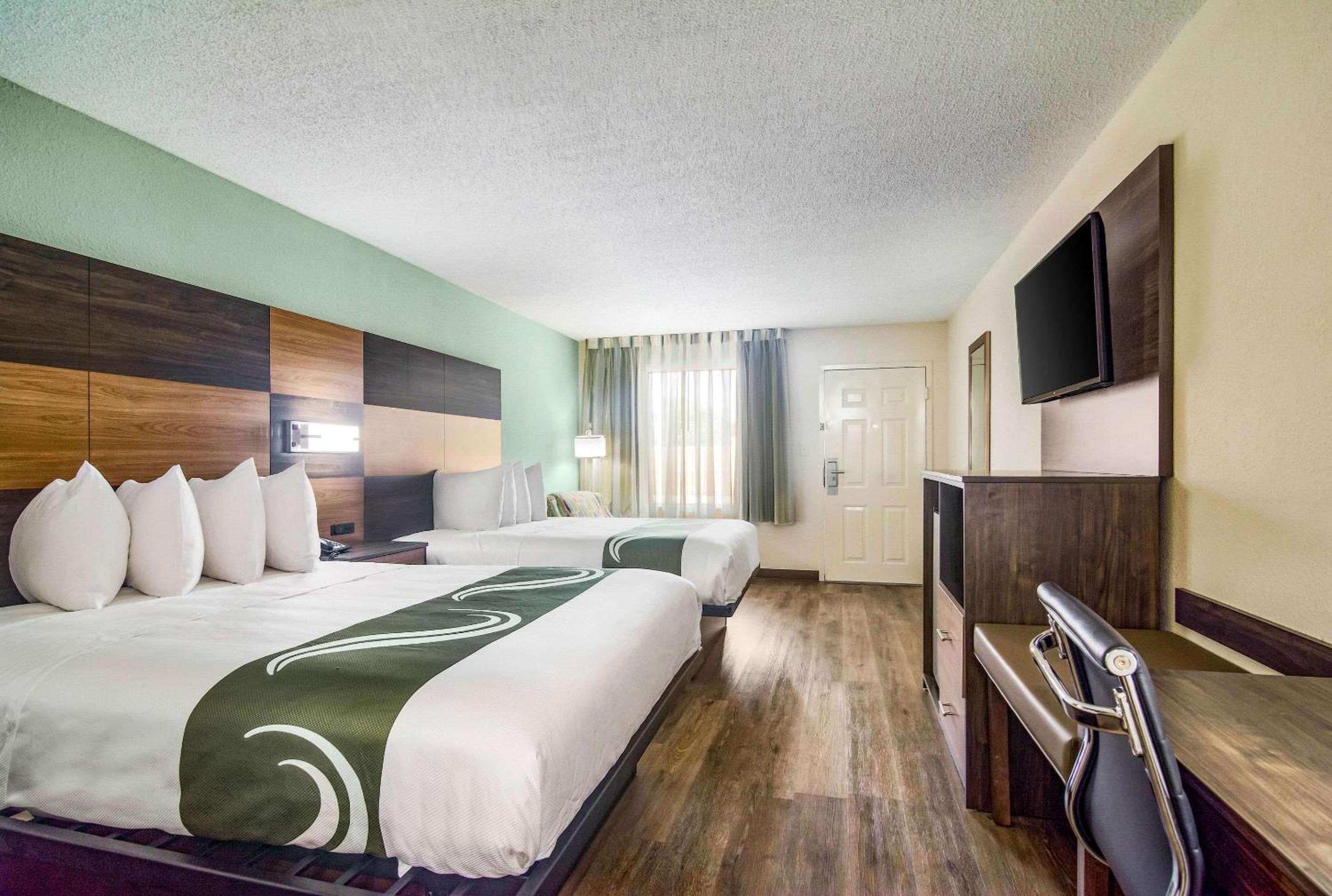 Queen Room with Two Queen Beds - Non-Smoking - Photo 3