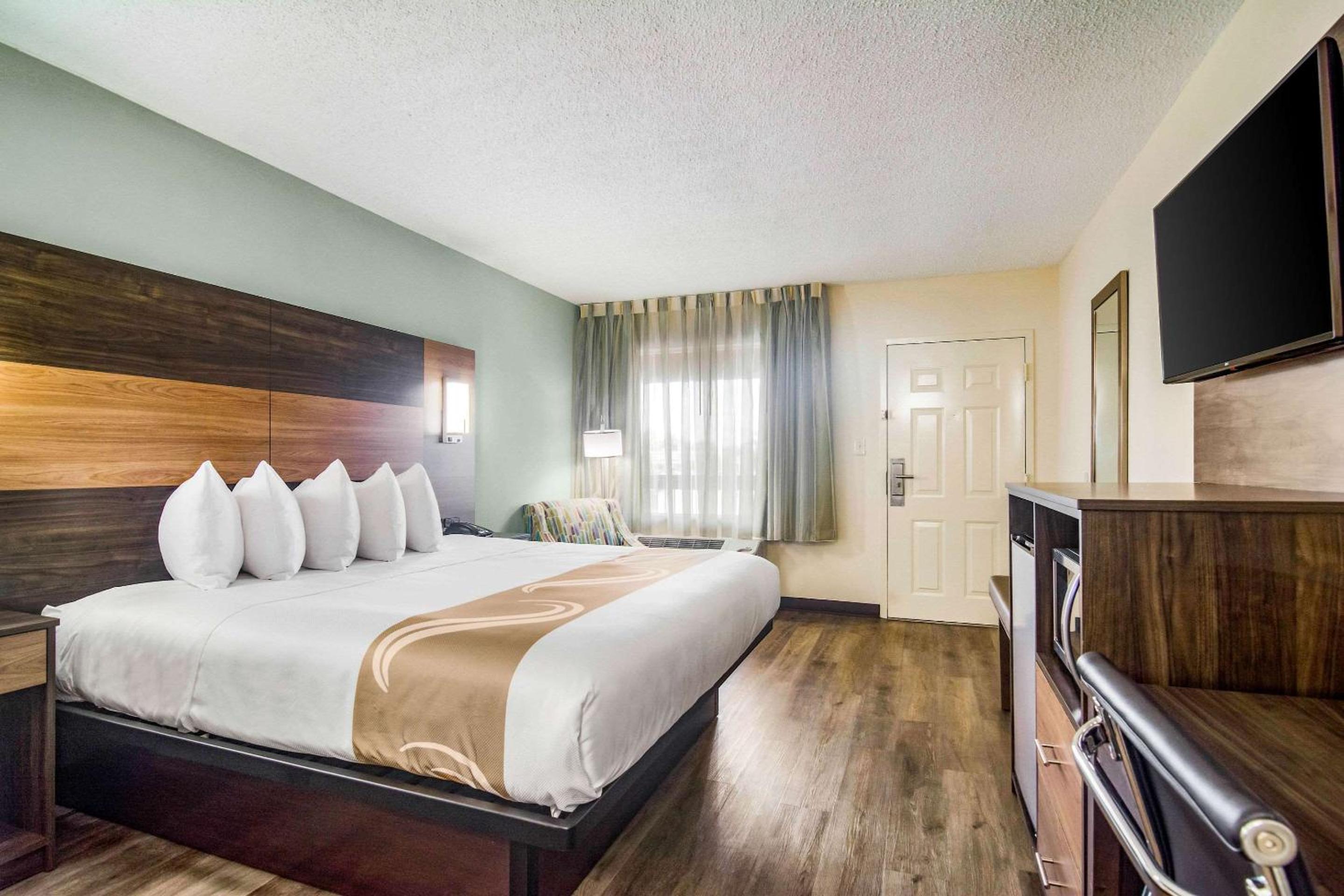 King Room - Non-Smoking - Photo 3