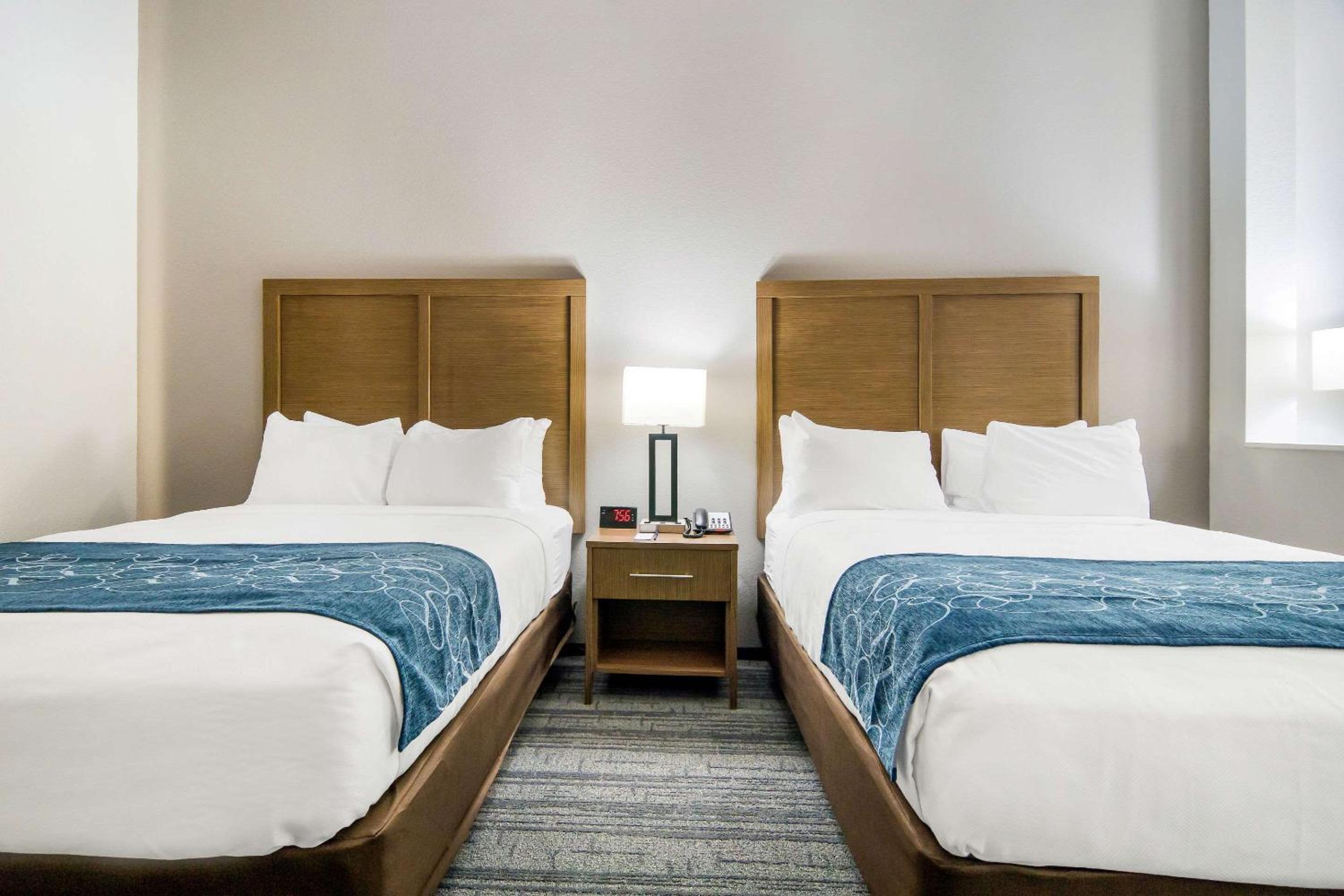 Queen Suite with Two Queen Beds - Non-Smoking - Photo 4