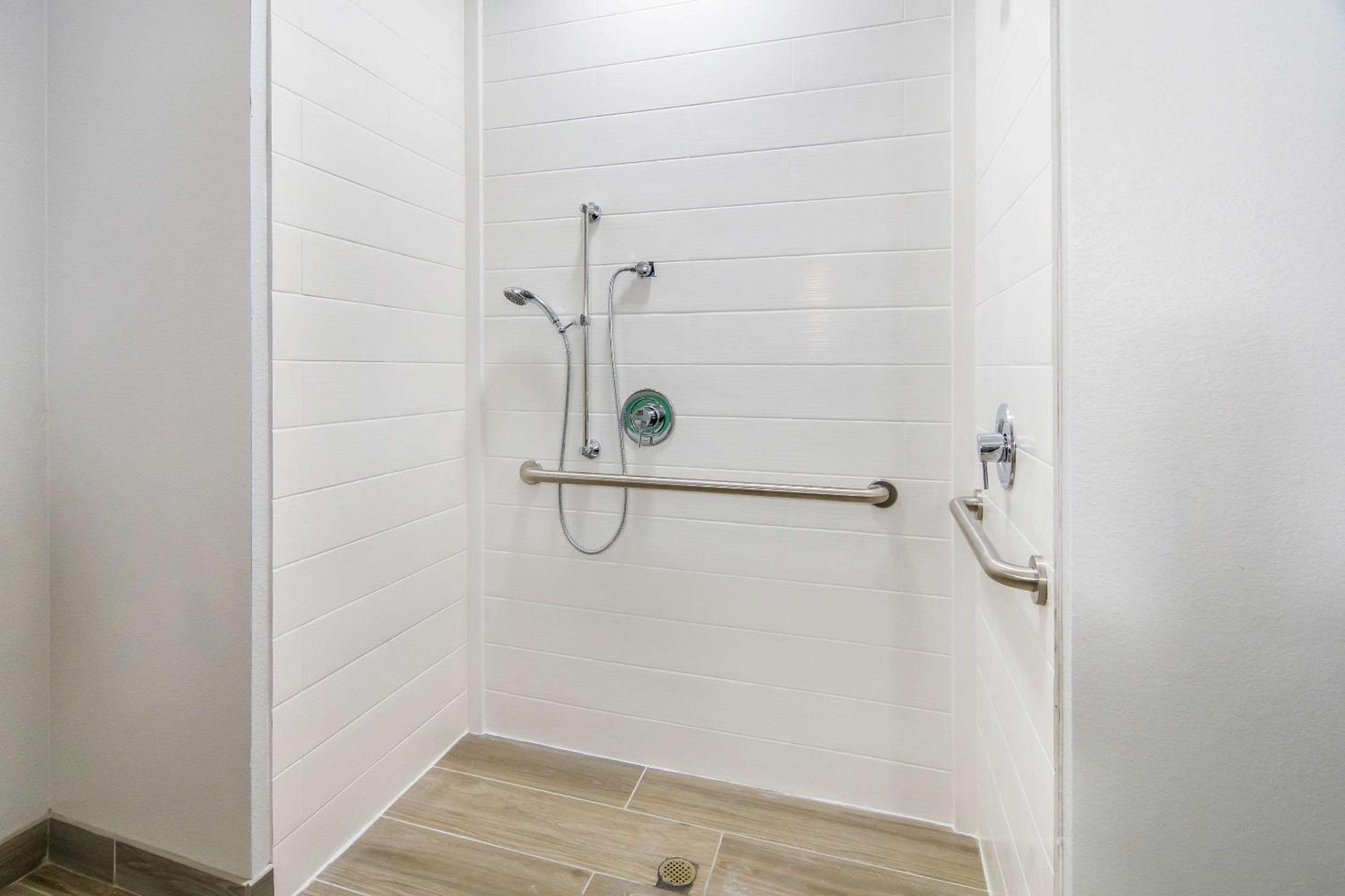 King Suite - Accessible/Non-Smoking - Photo 6