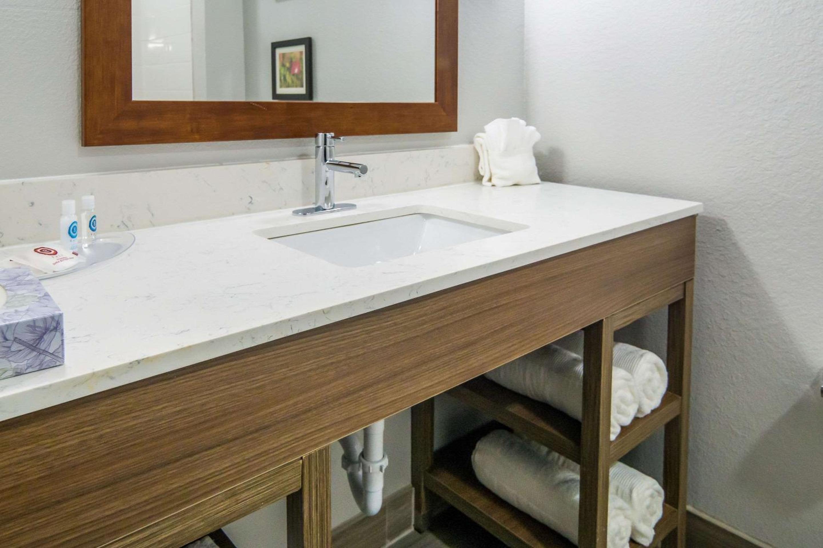 King Suite - Non-Smoking - Photo 2