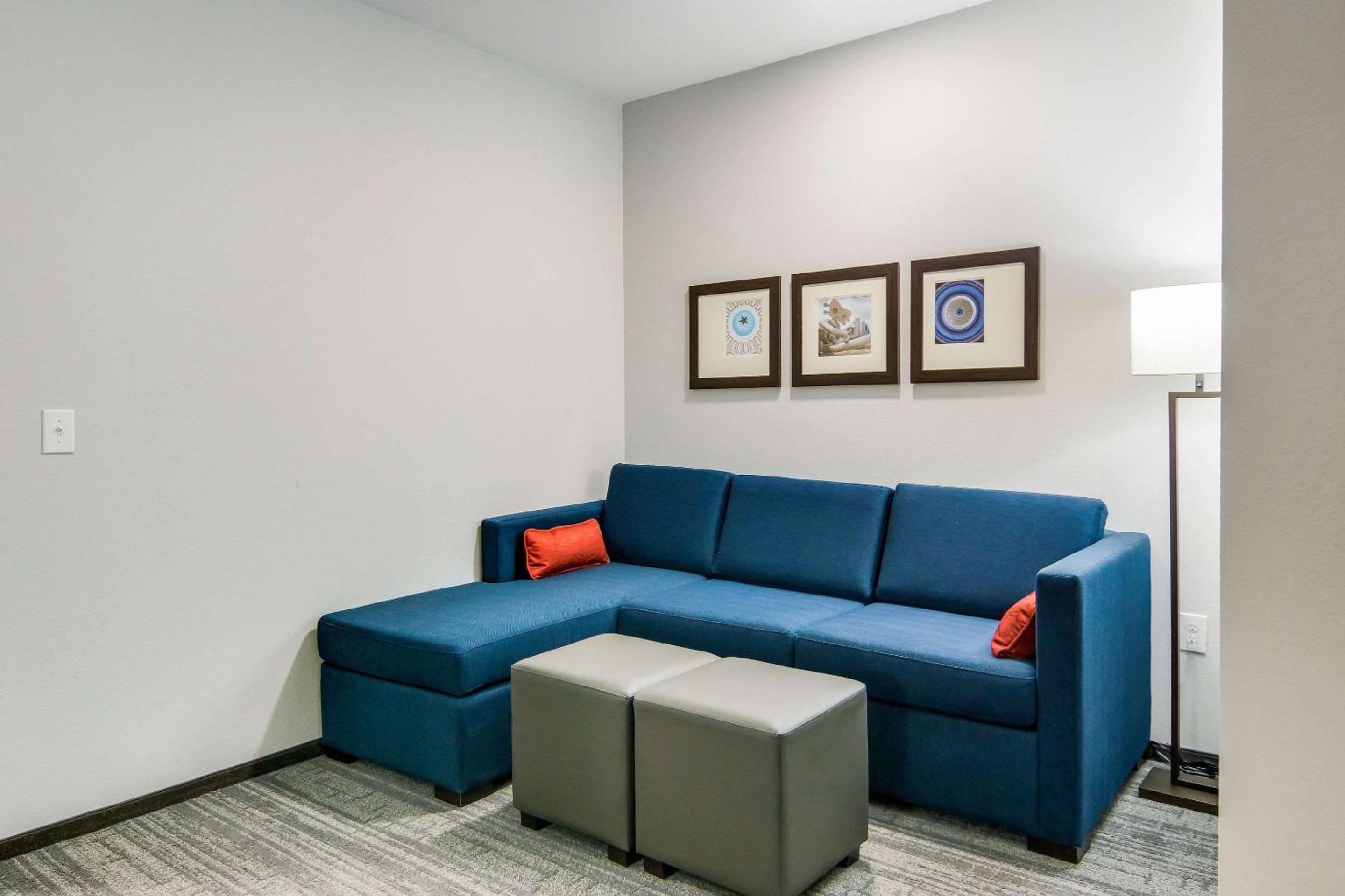 King Suite - Non-Smoking - Photo 3