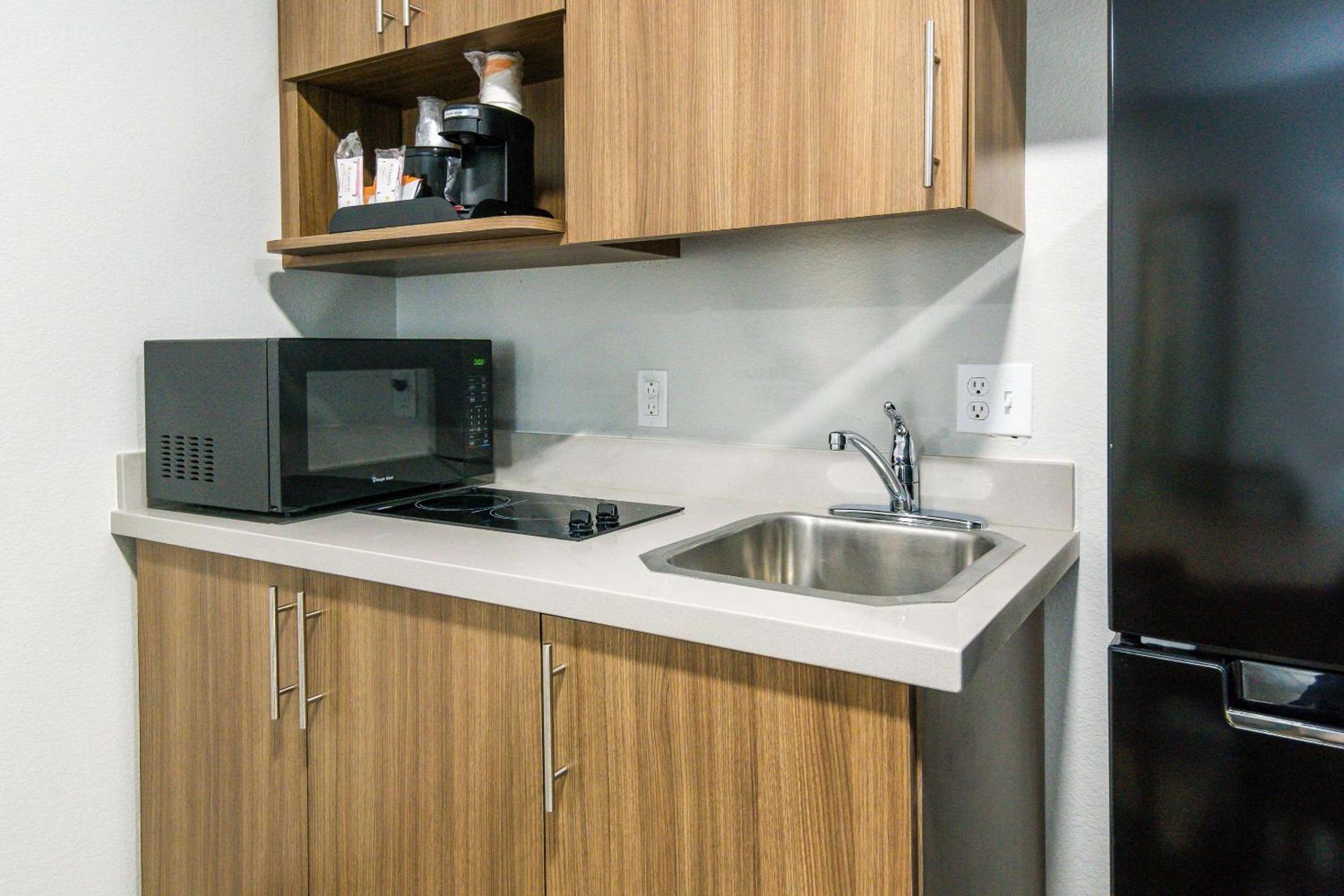 Efficiency King Suite - Non-Smoking - Photo 12