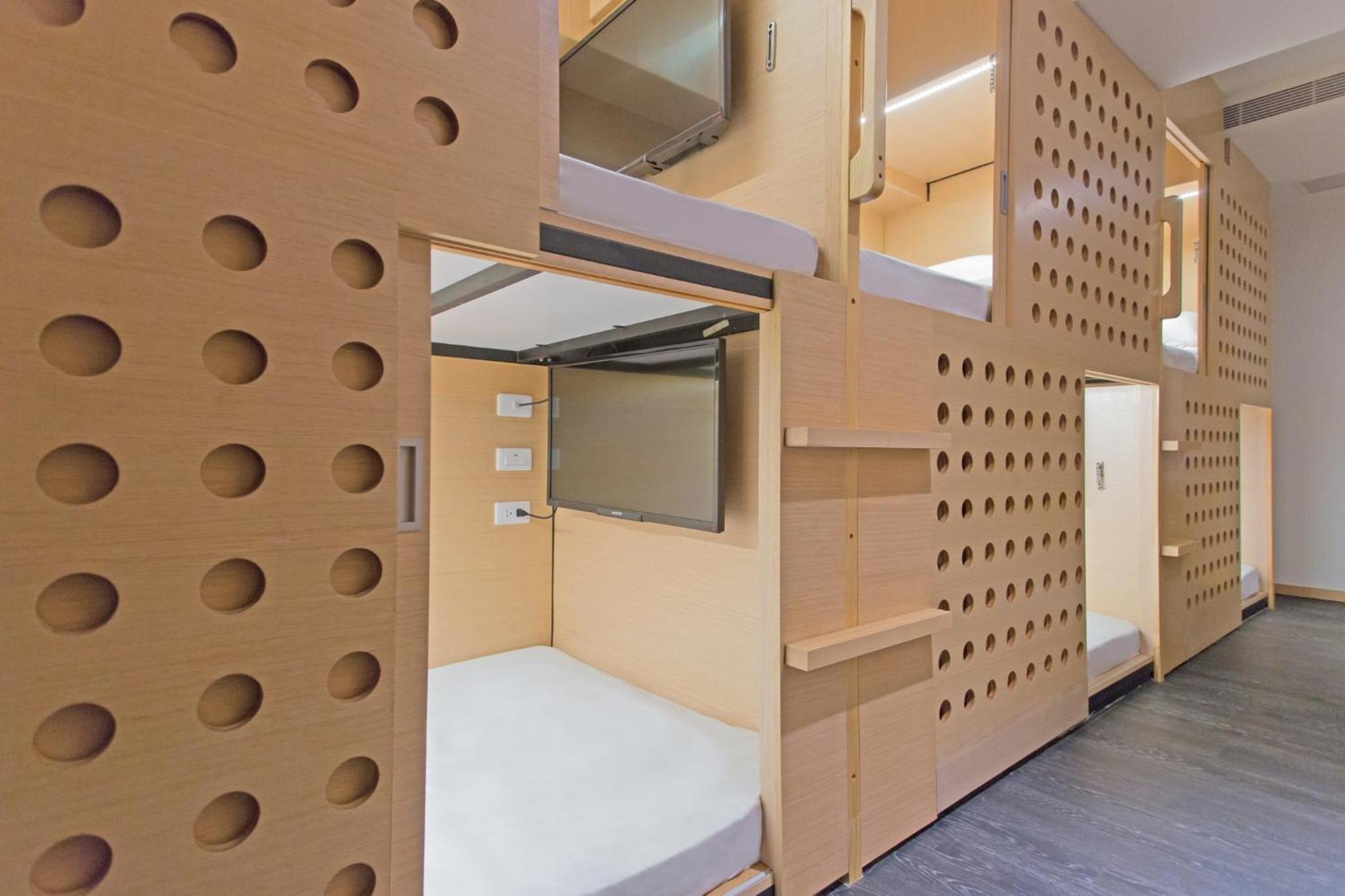 Single Bed in Mixed Dormitory Room