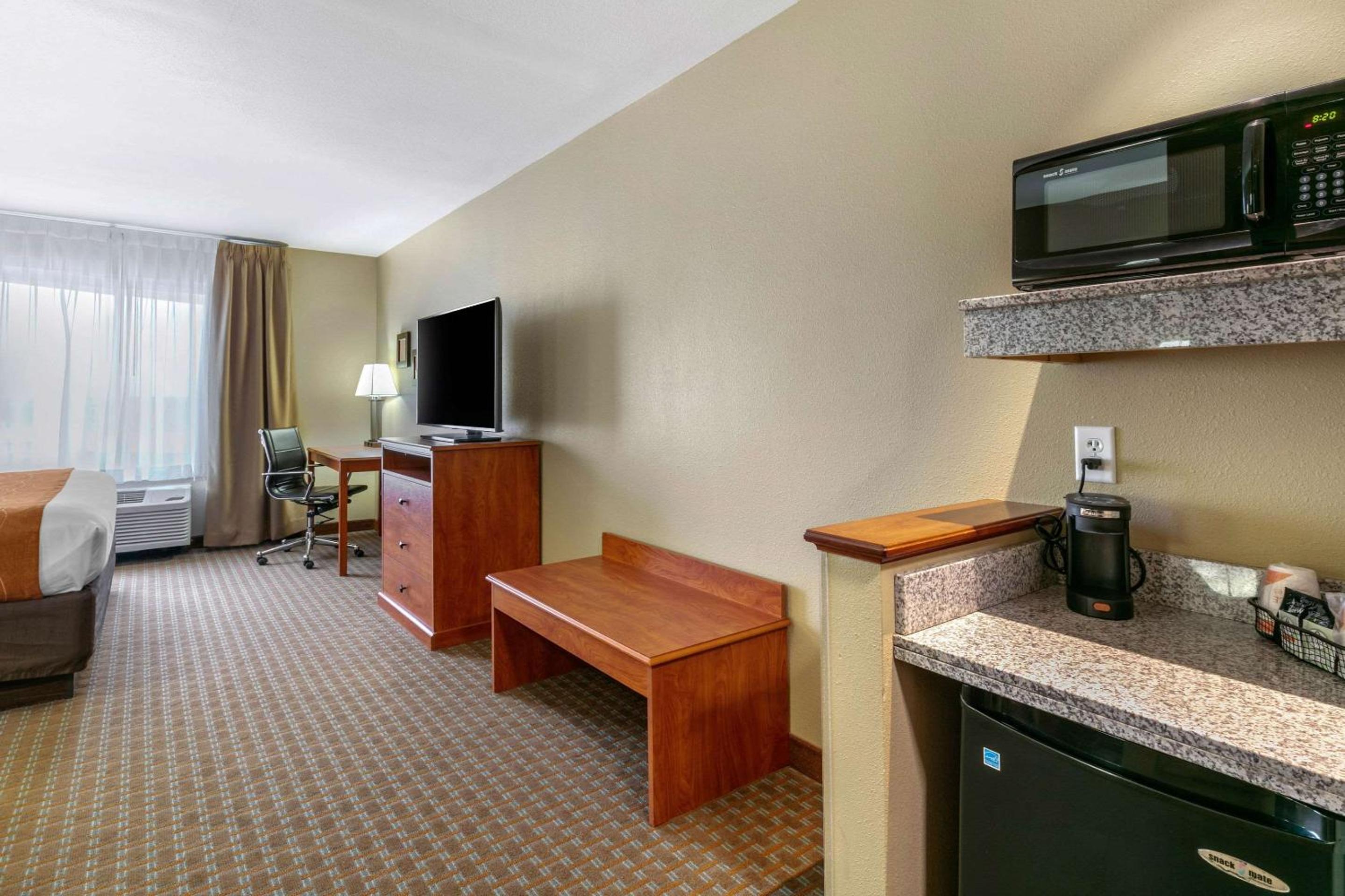 King Room - Non-Smoking - Photo 3