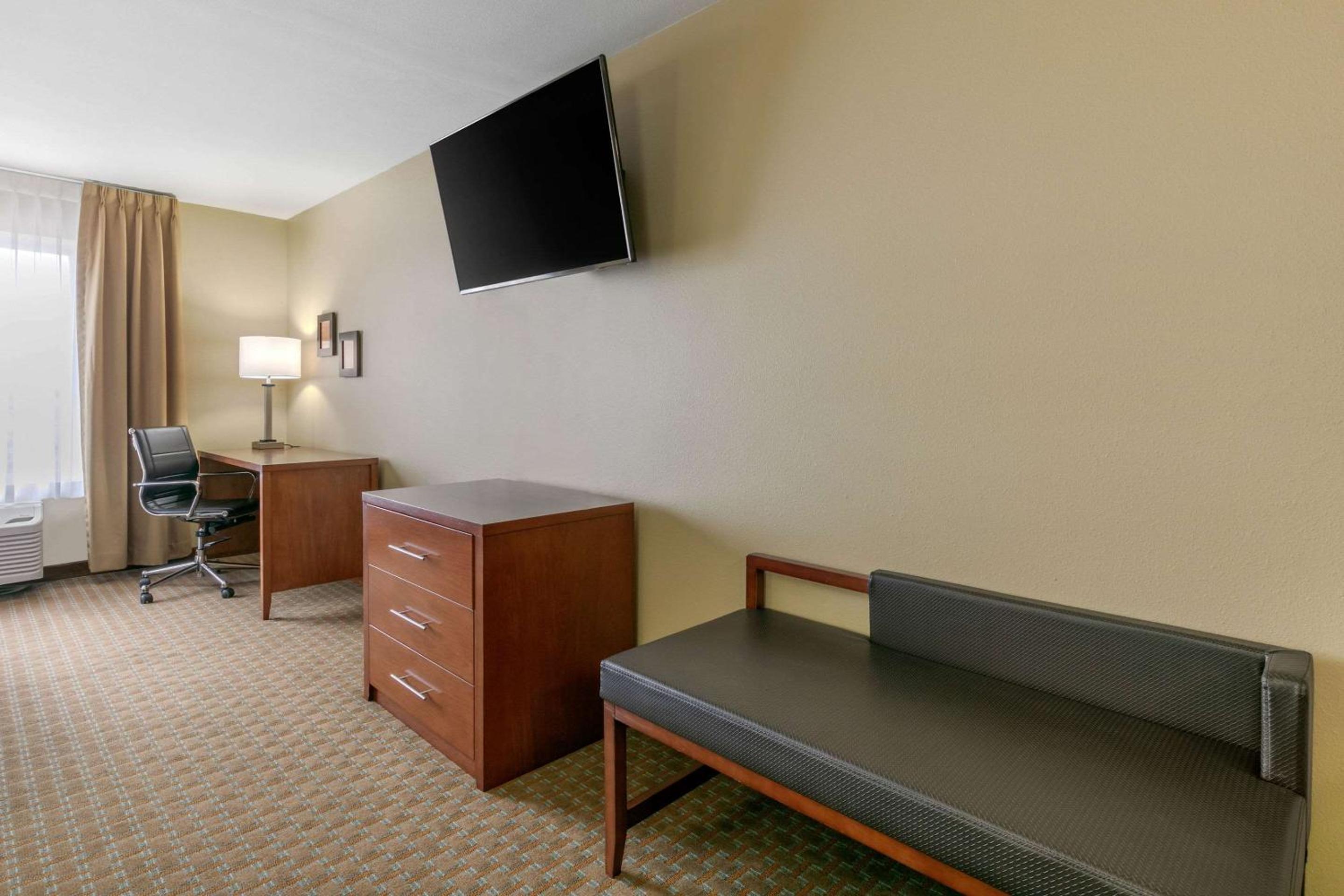 King Suite - Non-Smoking - Photo 2