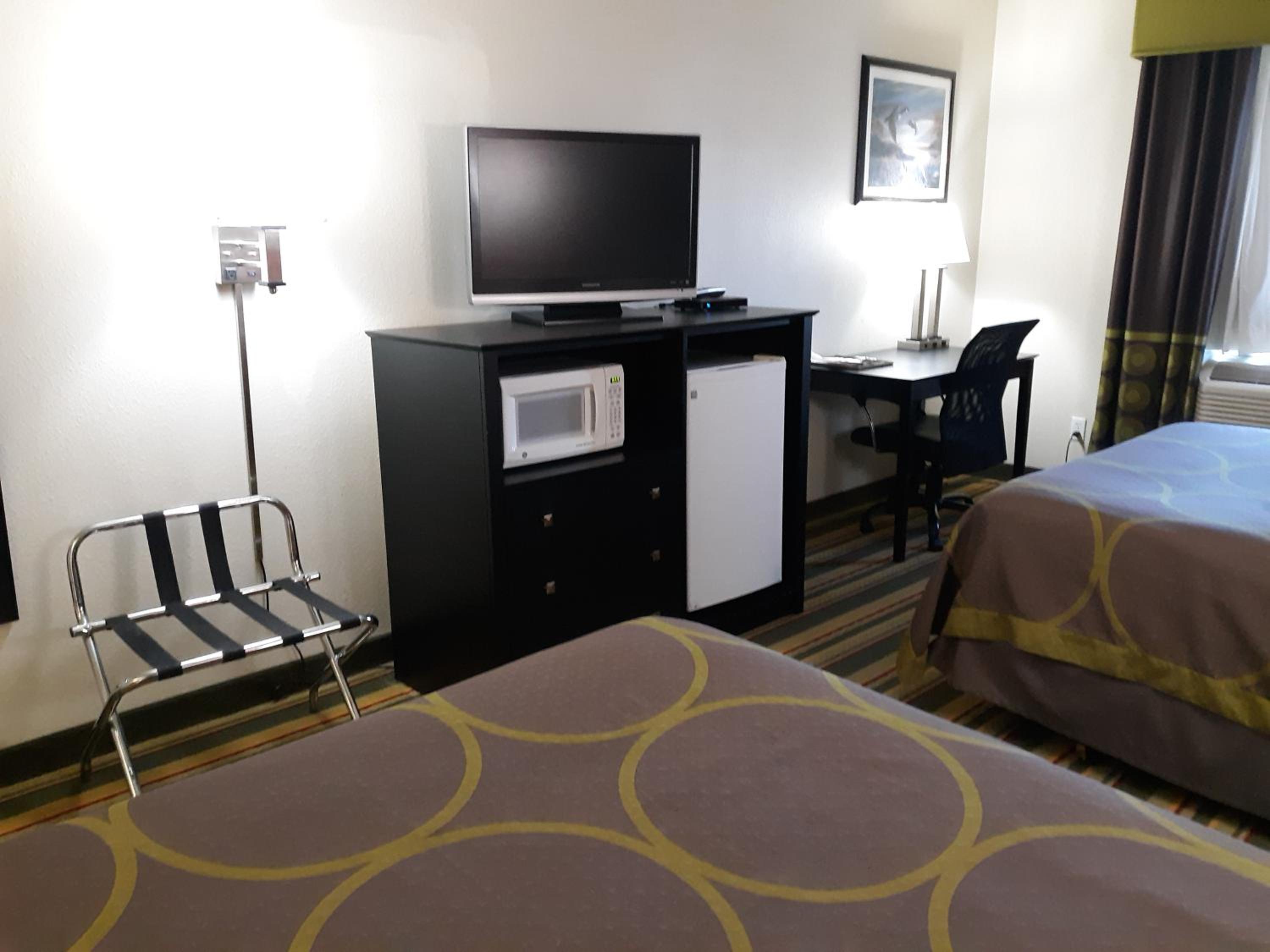 Queen Room with Two Queen Beds - Non-Smoking - Photo 2