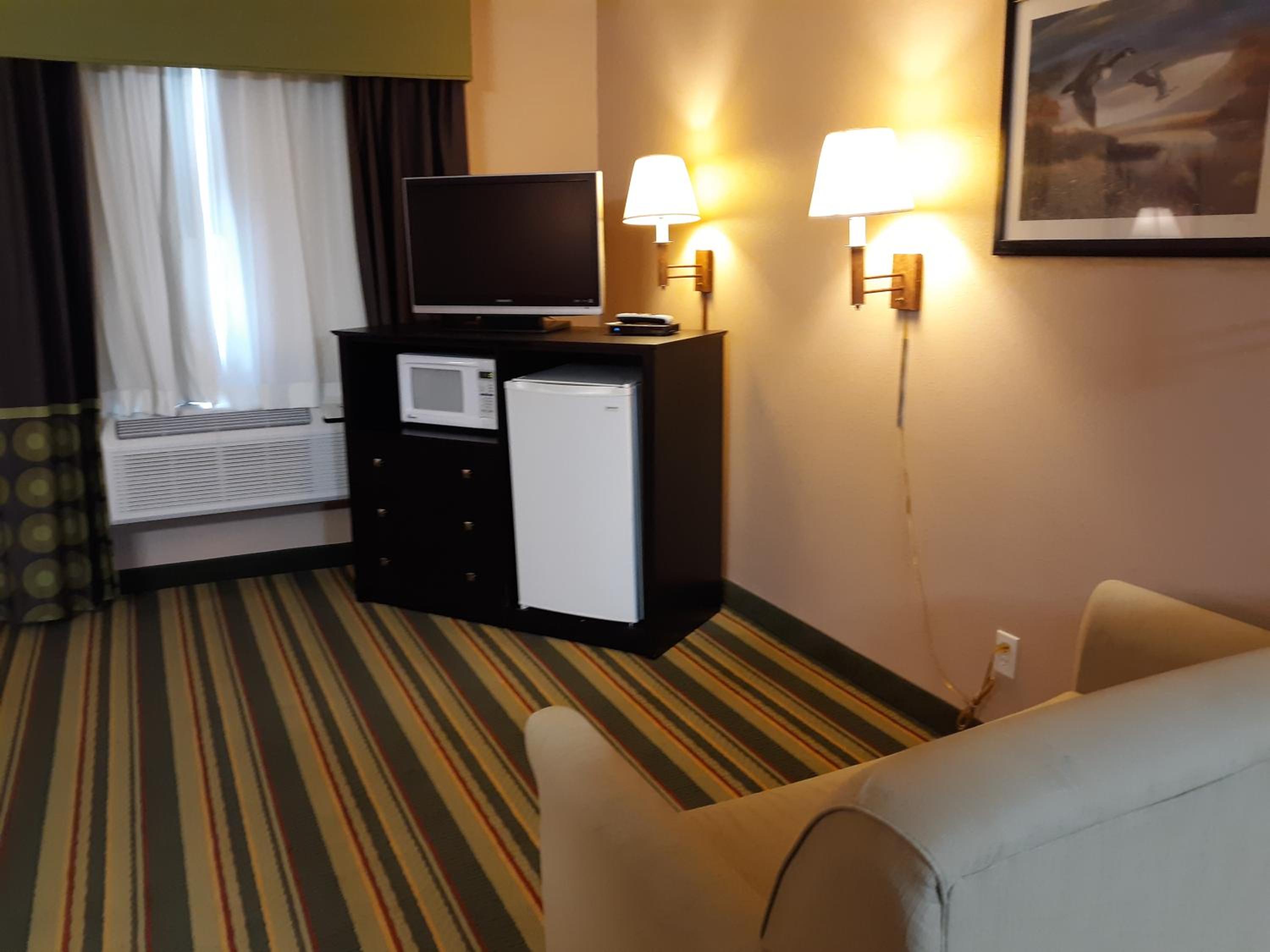 Queen Studio Suite - Non-Smoking - Photo 3