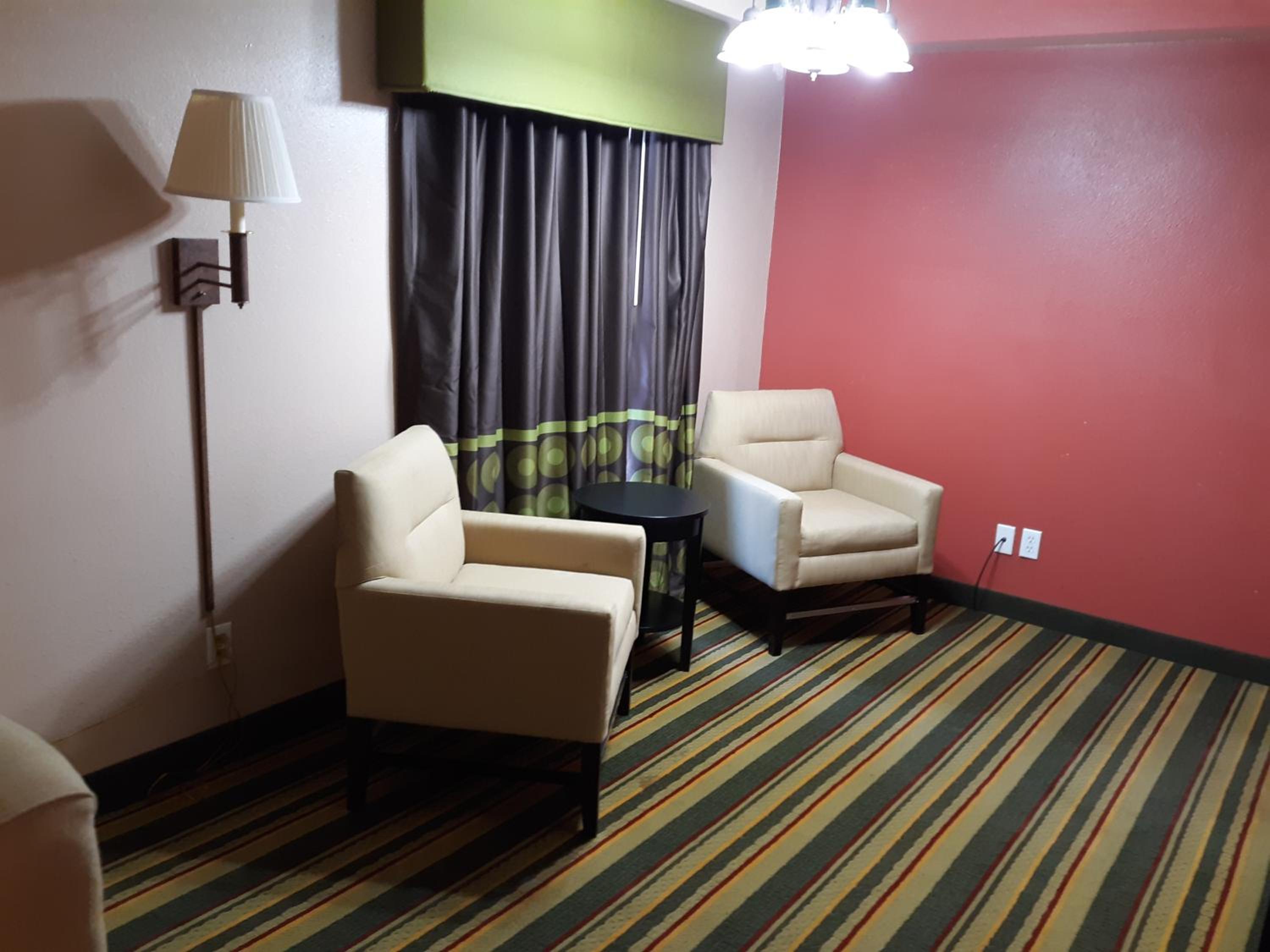 Queen Studio Suite - Non-Smoking - Photo 2