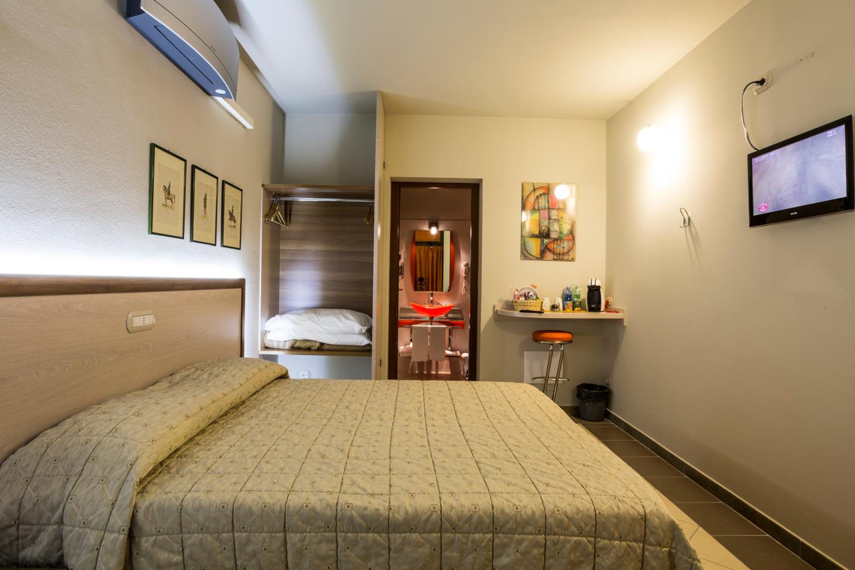 Double or Twin Room - Photo 12