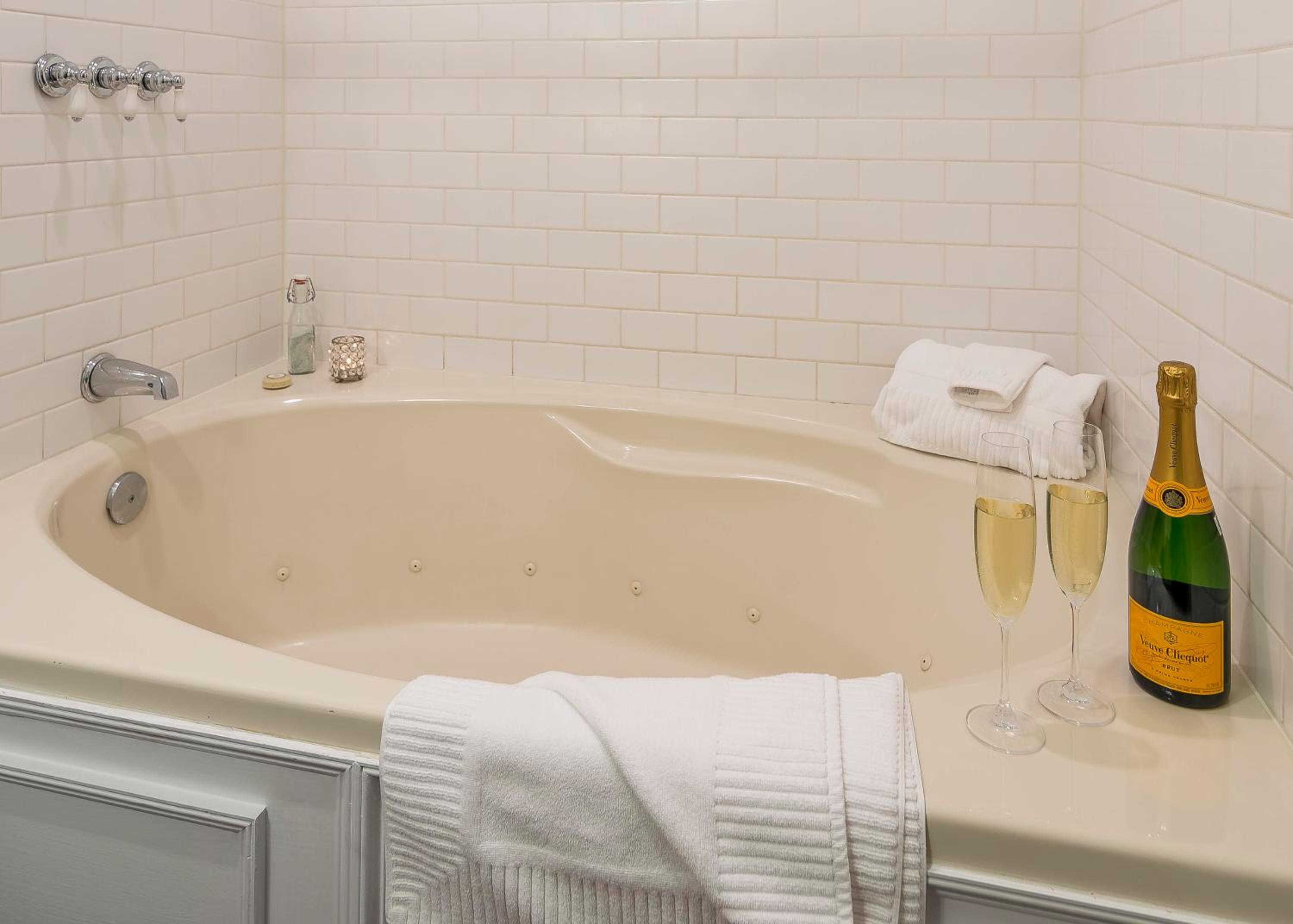 Queen Suite - Photo 5