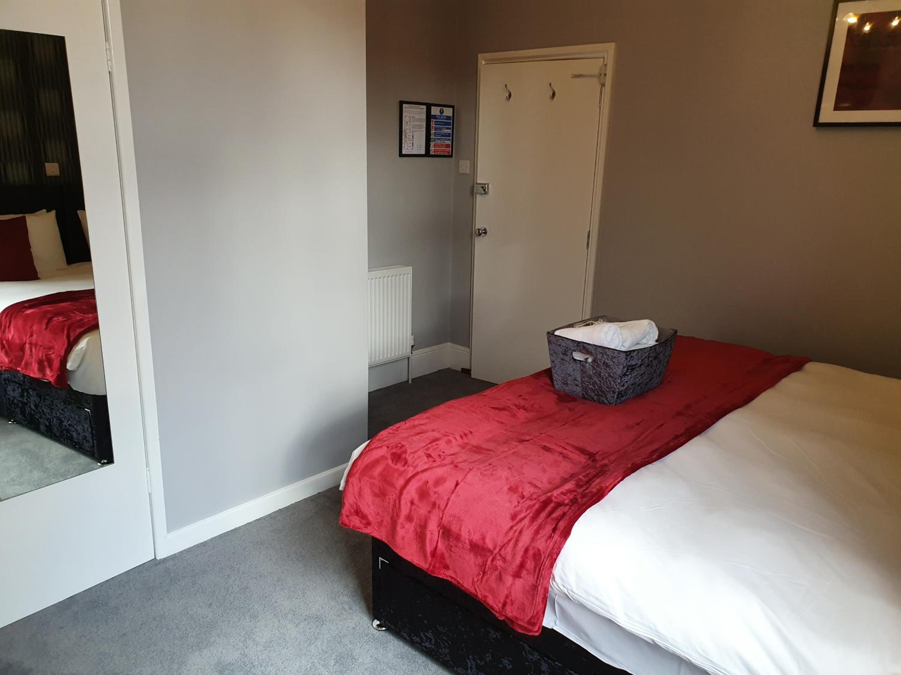 Room 3 - Twin Room - First Floor photo 3