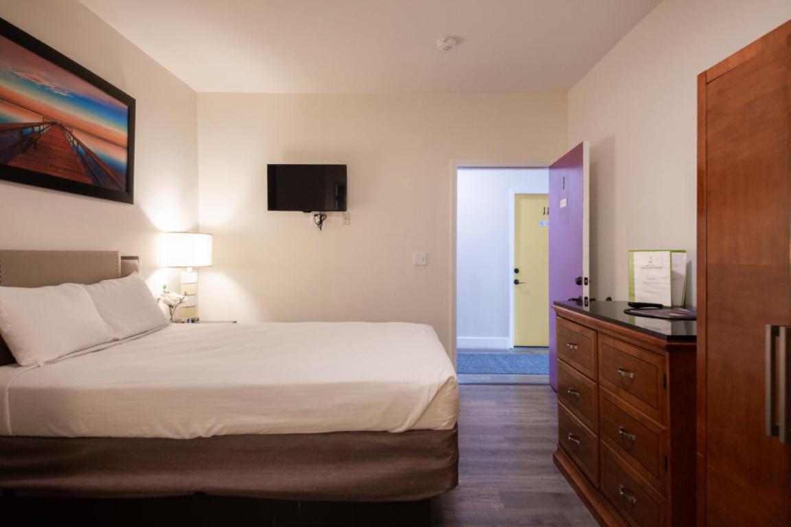 Deluxe Double Room with Bath - Photo 3