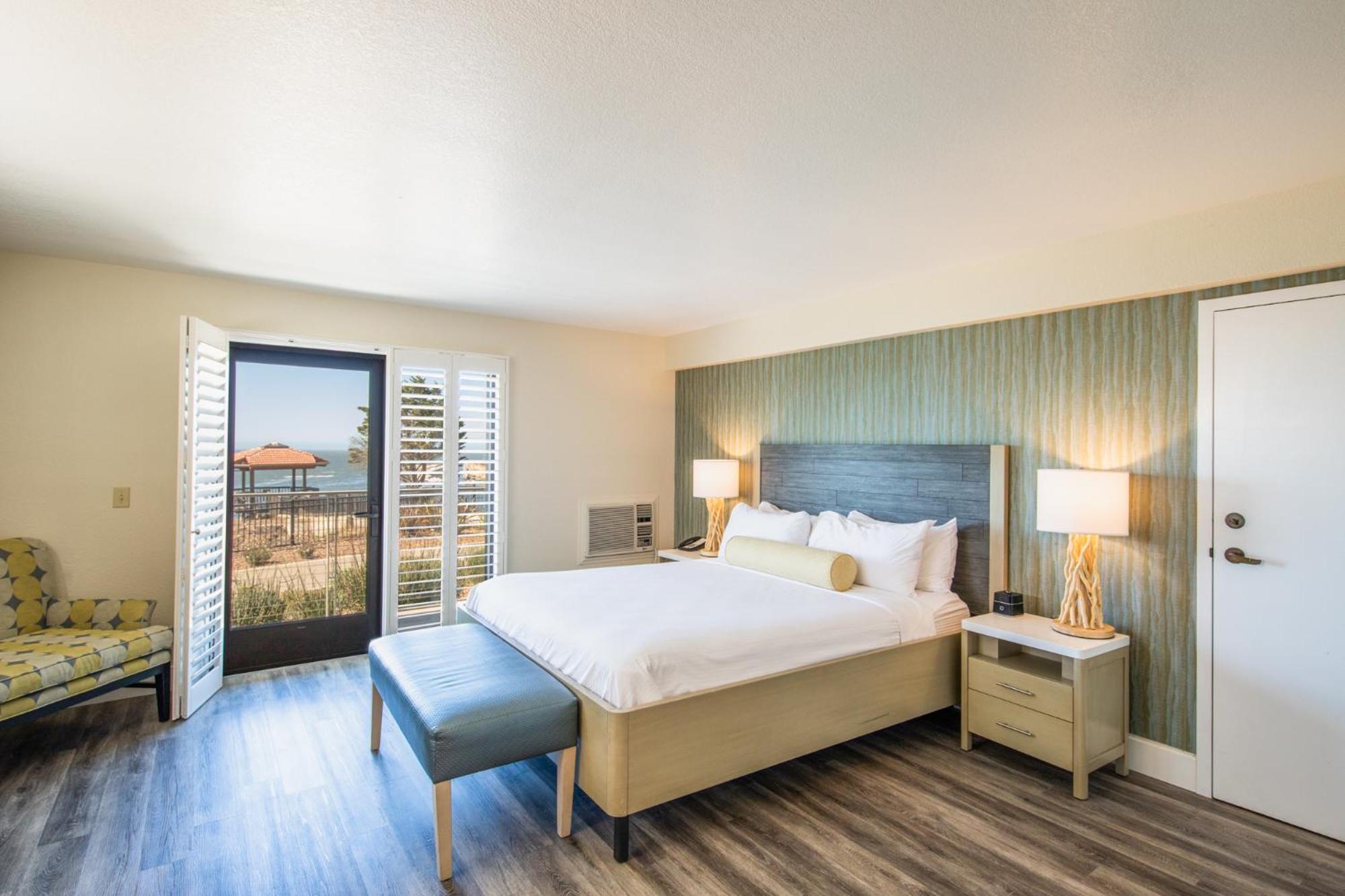 Oceanfront King Room - Photo 5