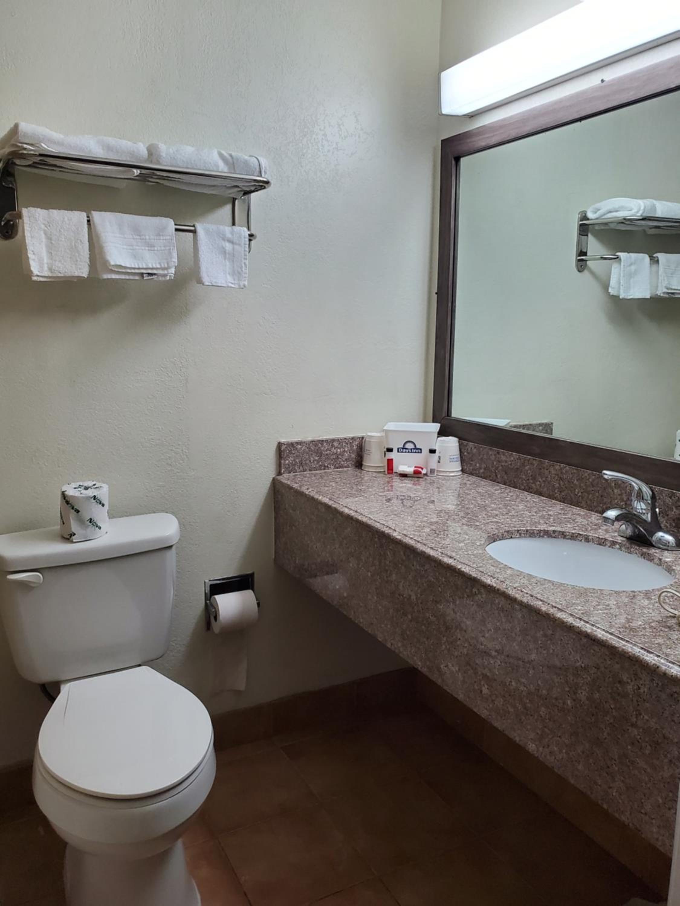 Double Room with Two Double Beds - Smoking - Photo 4