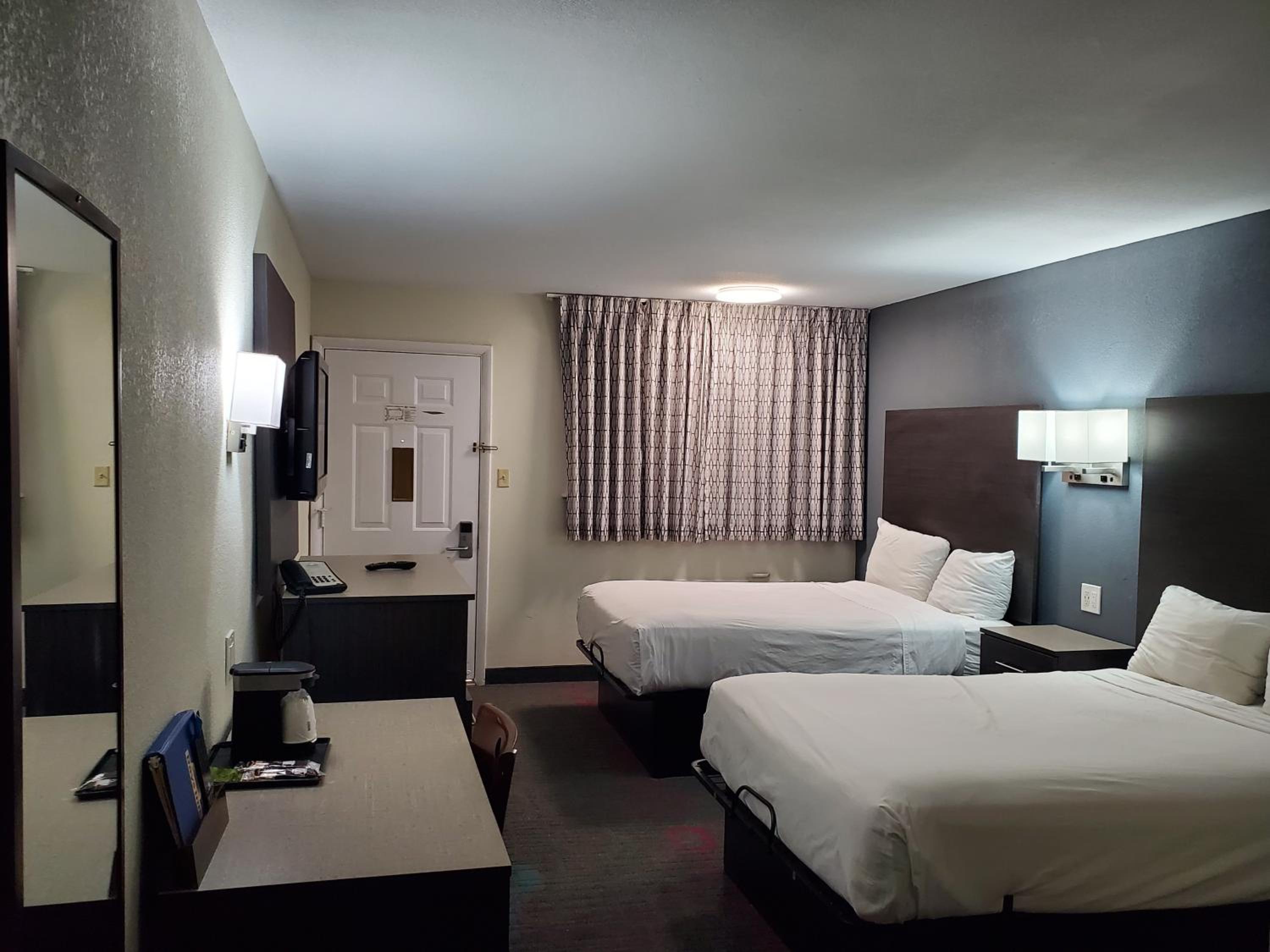 Double Room with Two Double Beds - Smoking - Photo 2