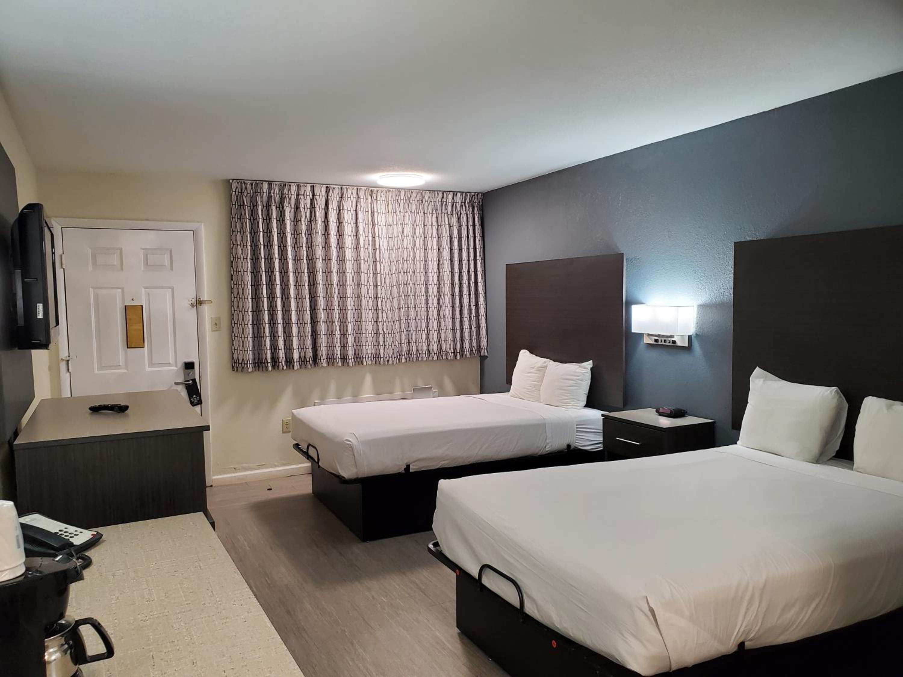 Double Room with Two Double Beds - Smoking - Photo 1