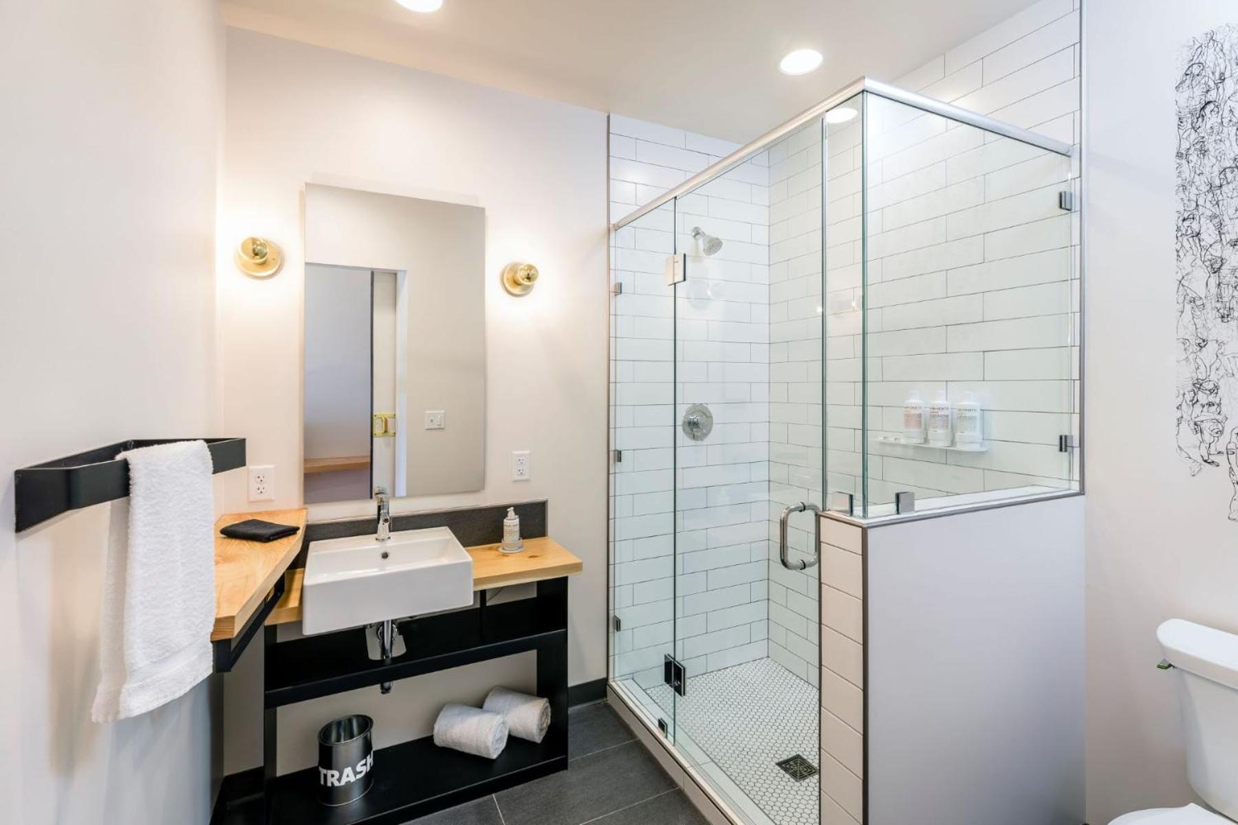 Deluxe King Room - Photo 4