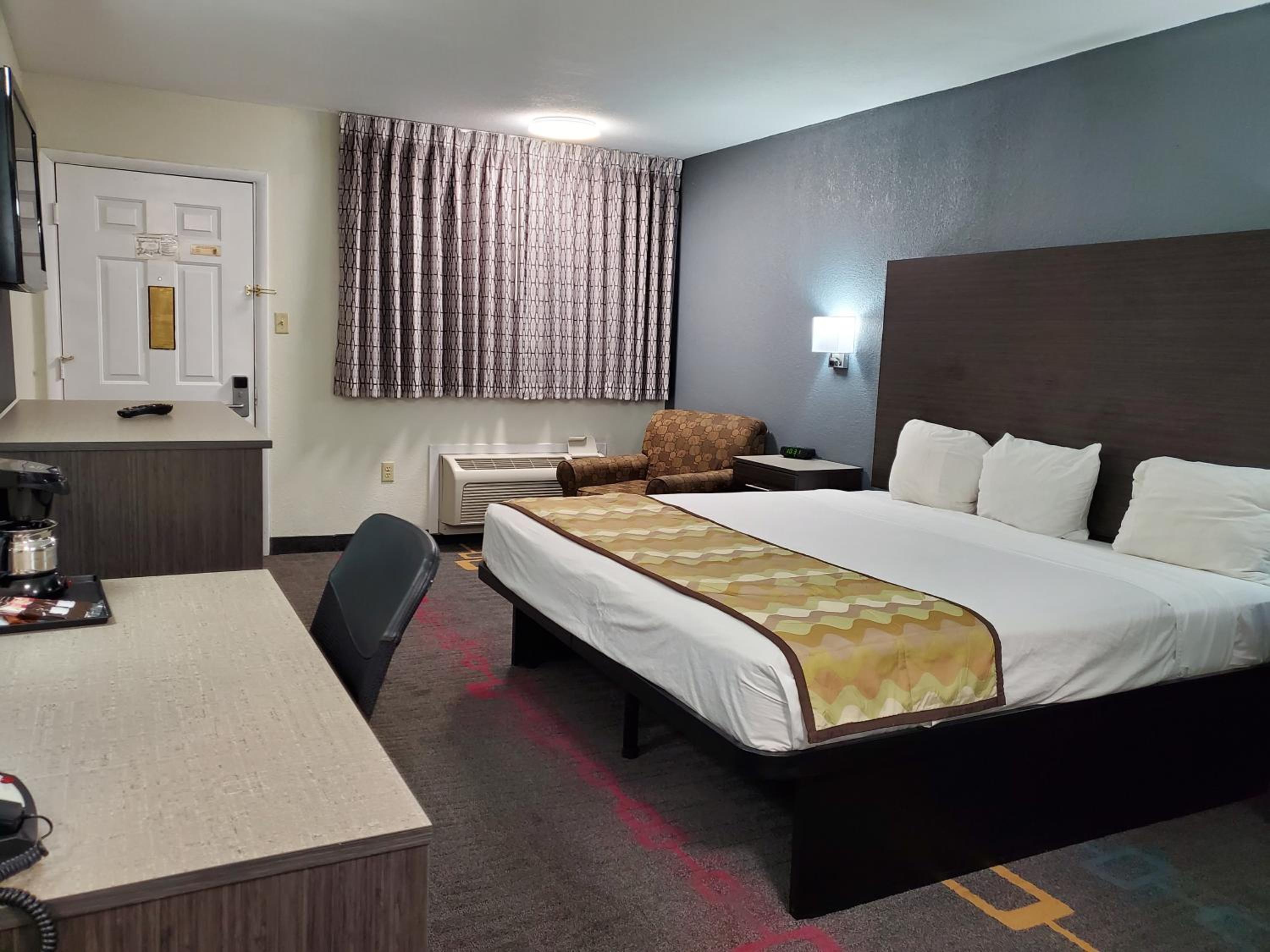 King Room - Non-Smoking - Photo 3