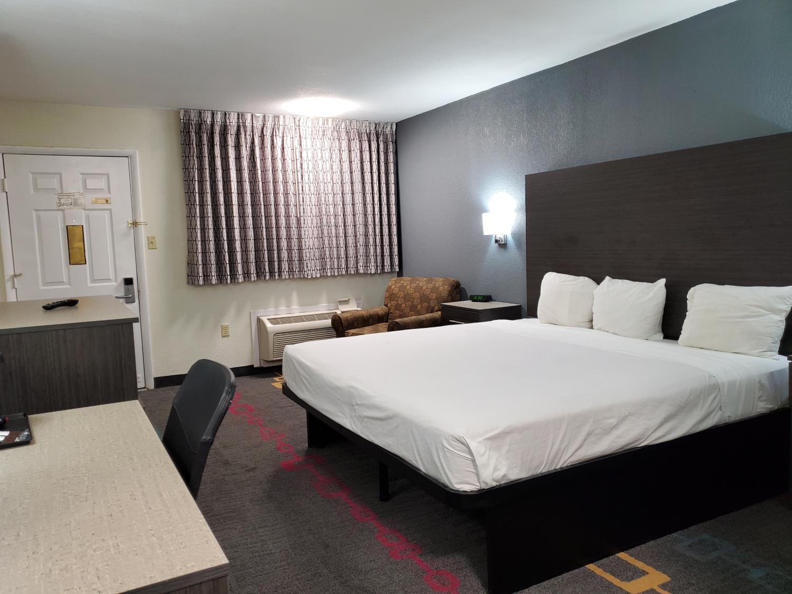 King Room - Non-Smoking - Photo 1