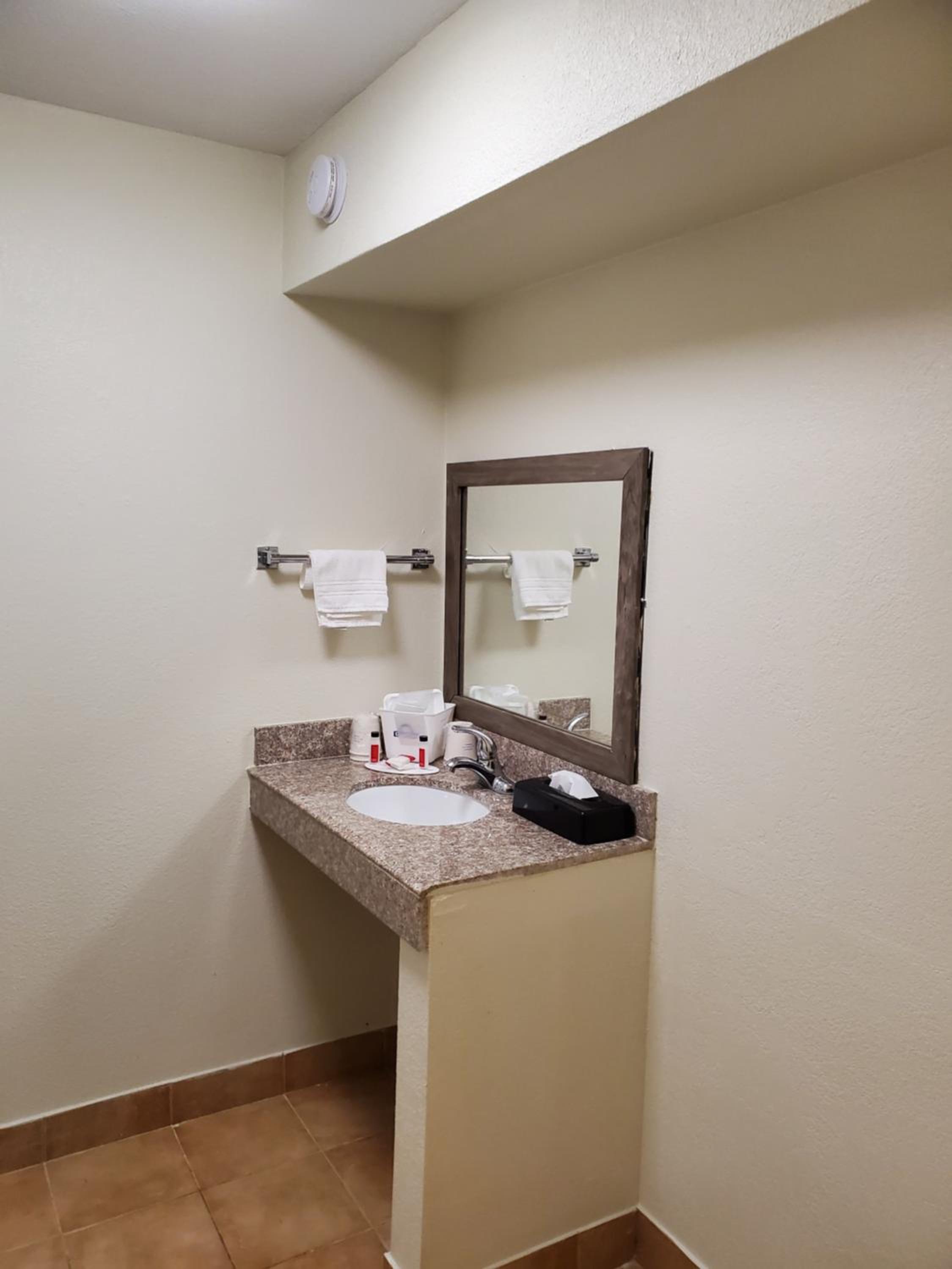 King Room - Disability Access/Non-Smoking - Photo 2