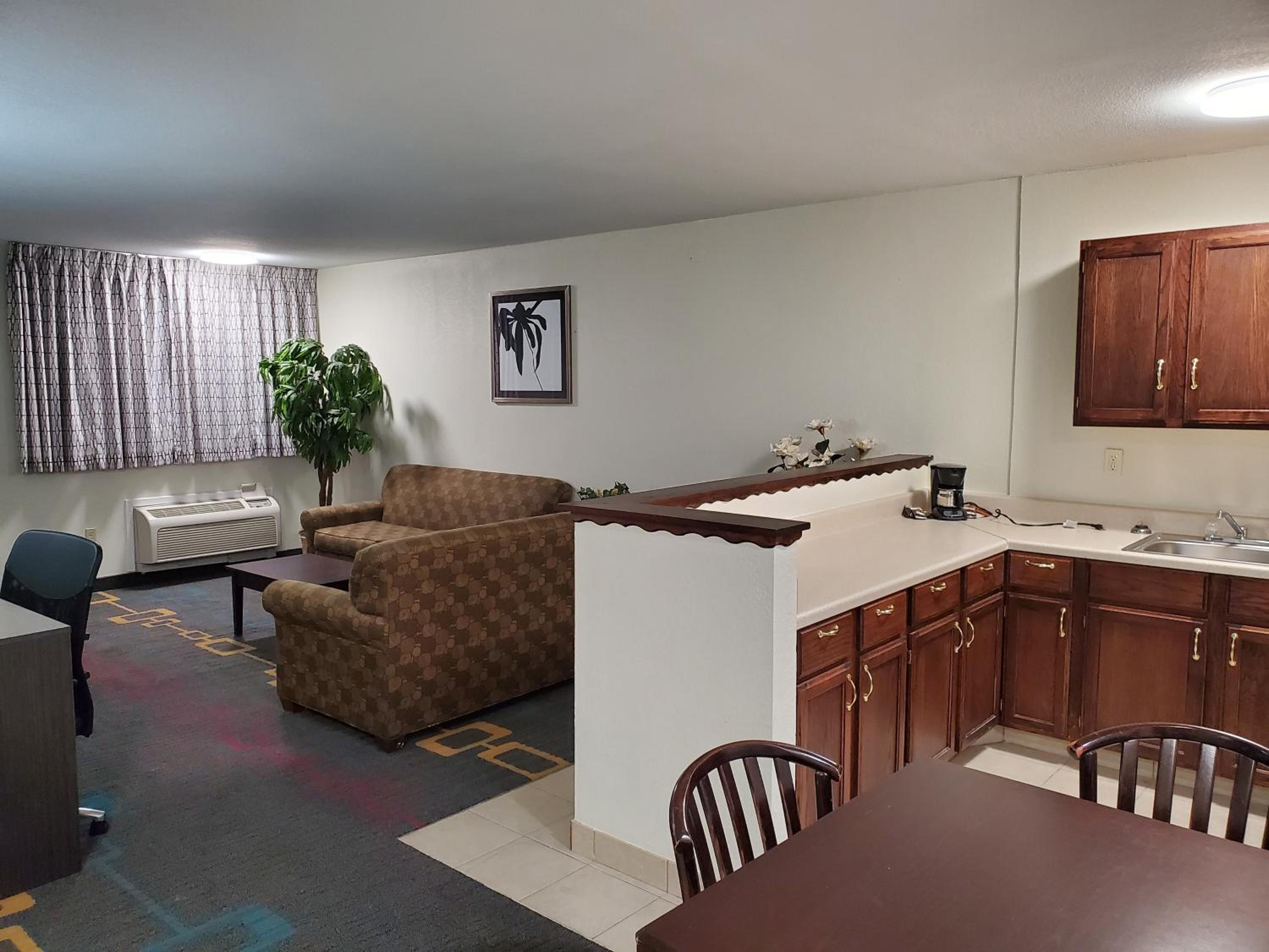 One-Bedroom King Suite - Non-Smoking - Photo 2