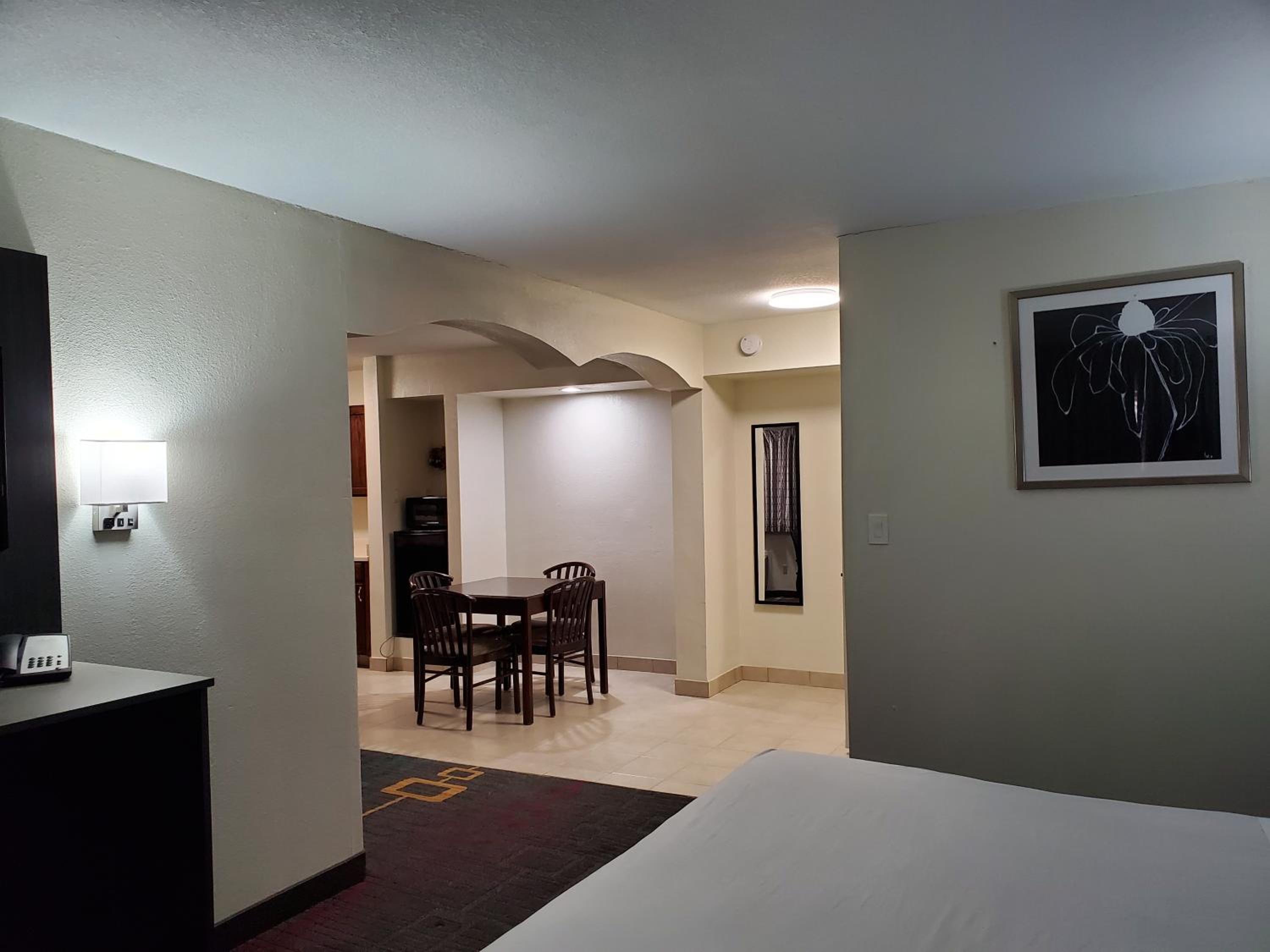 One-Bedroom King Suite - Non-Smoking - Photo 3