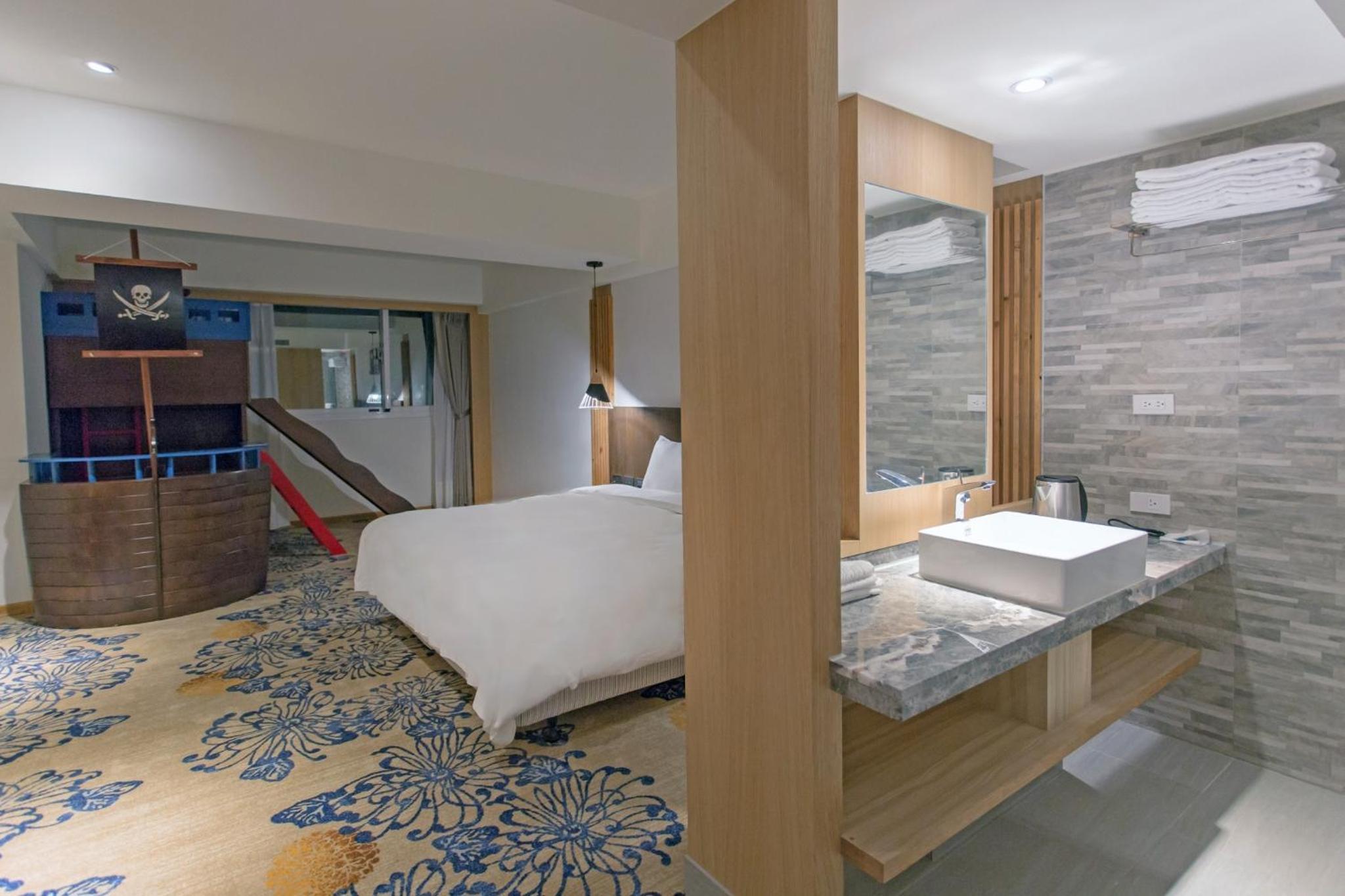 Kid-friendly Family Room with Kids Play bed photo 3
