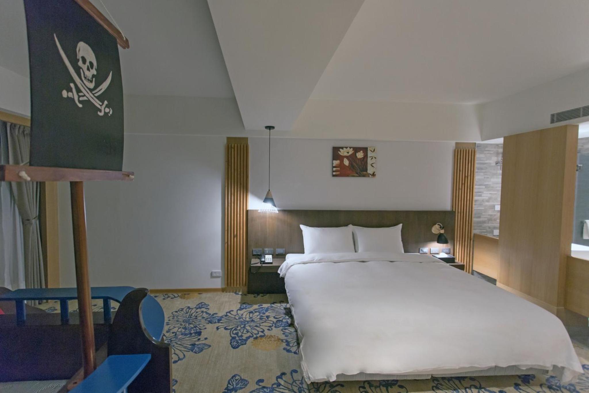 Kid-friendly Family Room with Kids Play bed photo 2