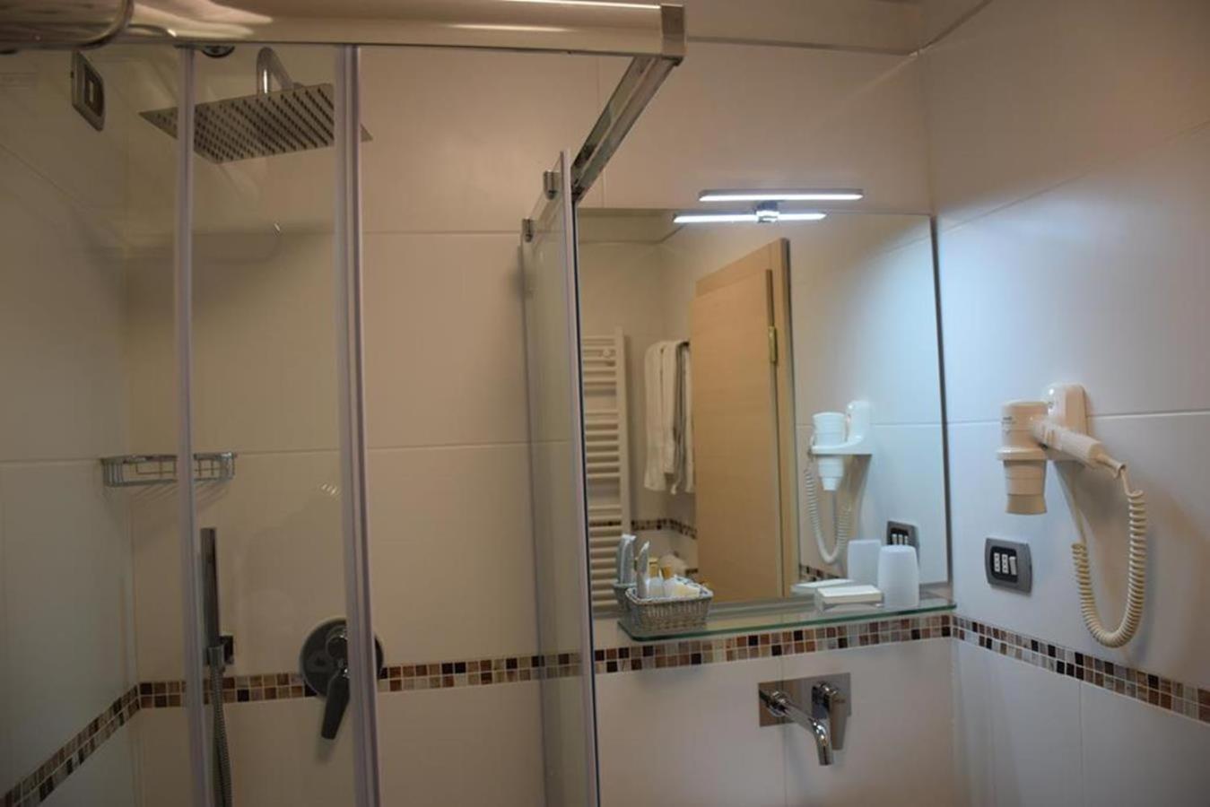 Double or Twin Room with Mountain View - Photo 5