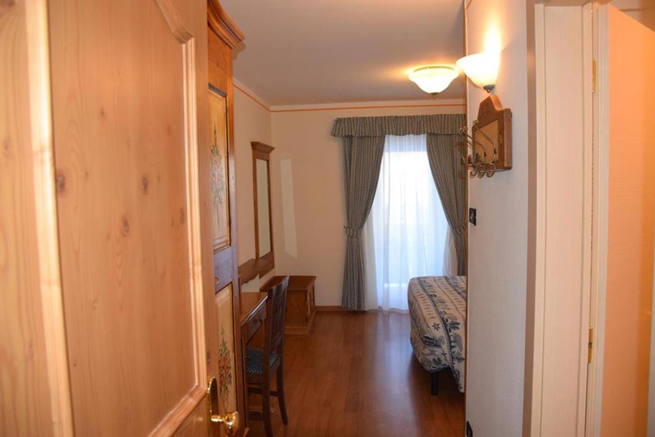 Double or Twin Room with Mountain View - Photo 7