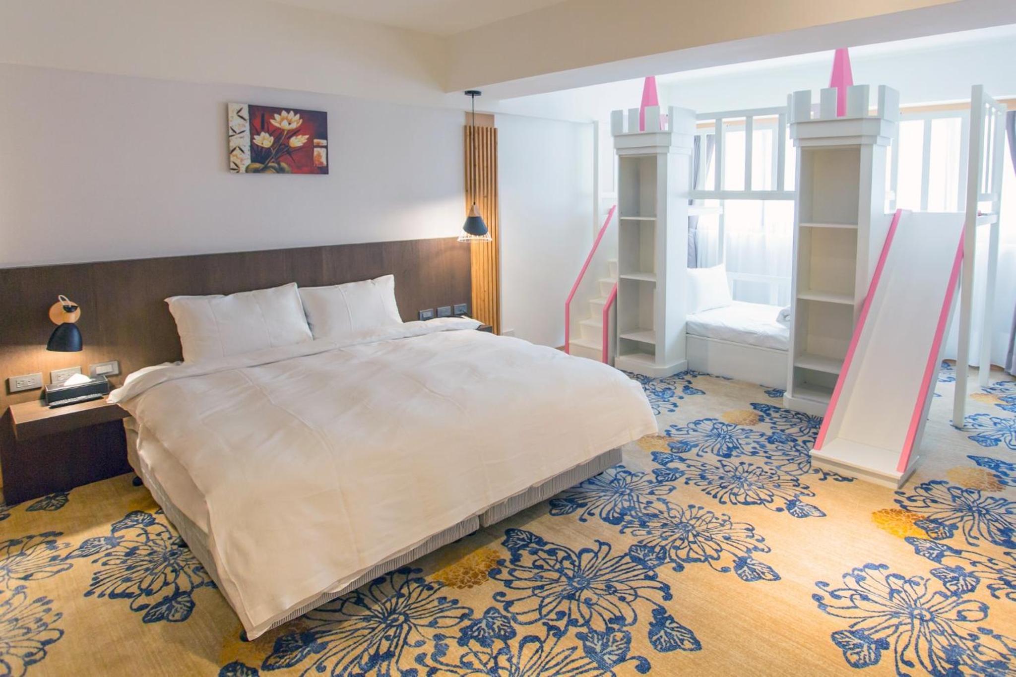 Kid-friendly Family Room with Kids Play bed photo 3
