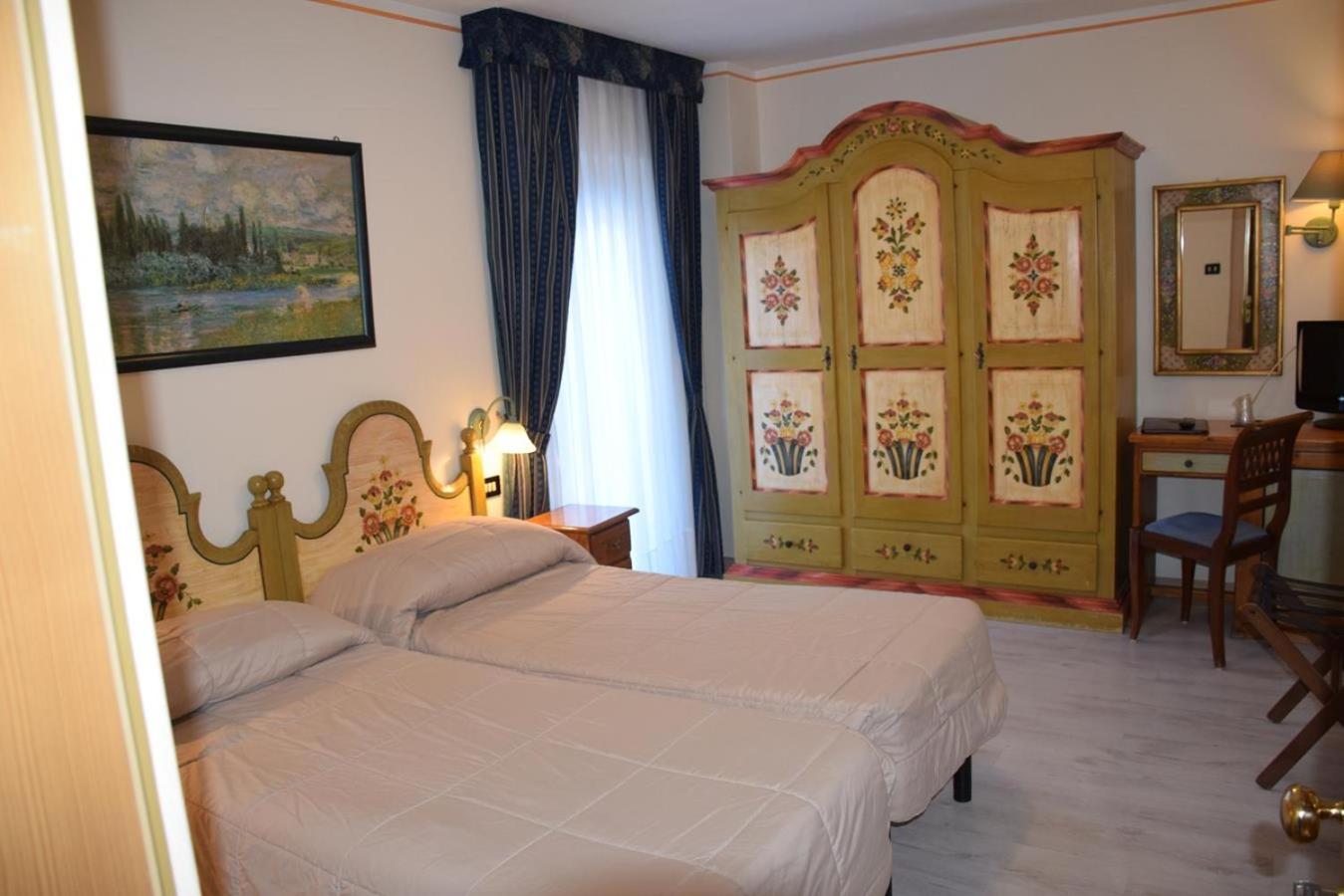 Double or Twin Room with Mountain View - Photo 13