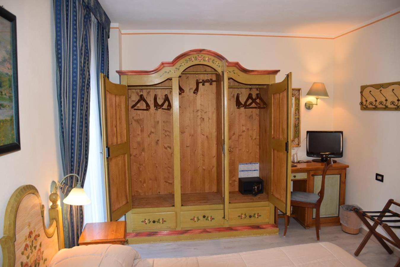Double or Twin Room with Mountain View - Photo 14