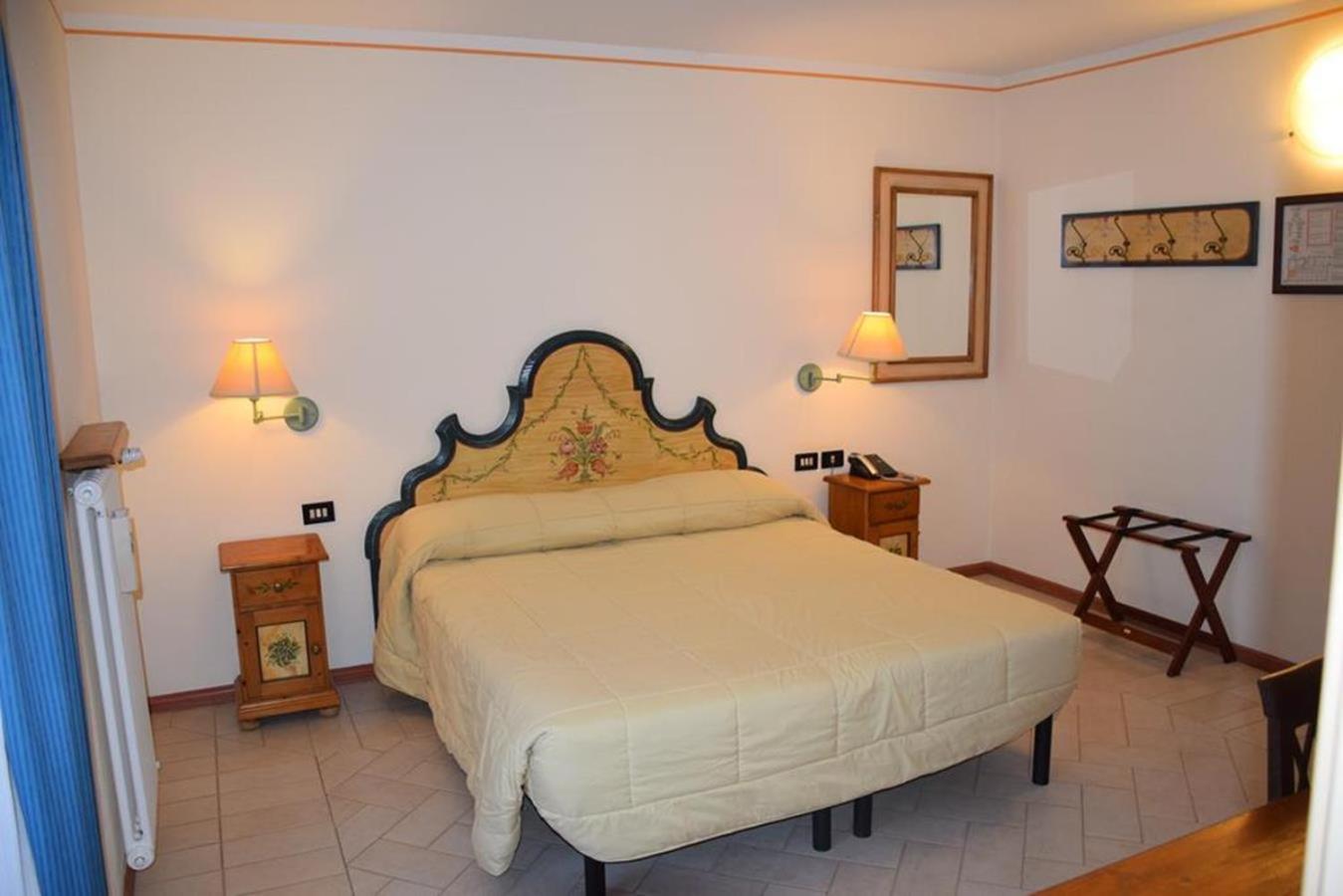 Double or Twin Room with Mountain View - Photo 9