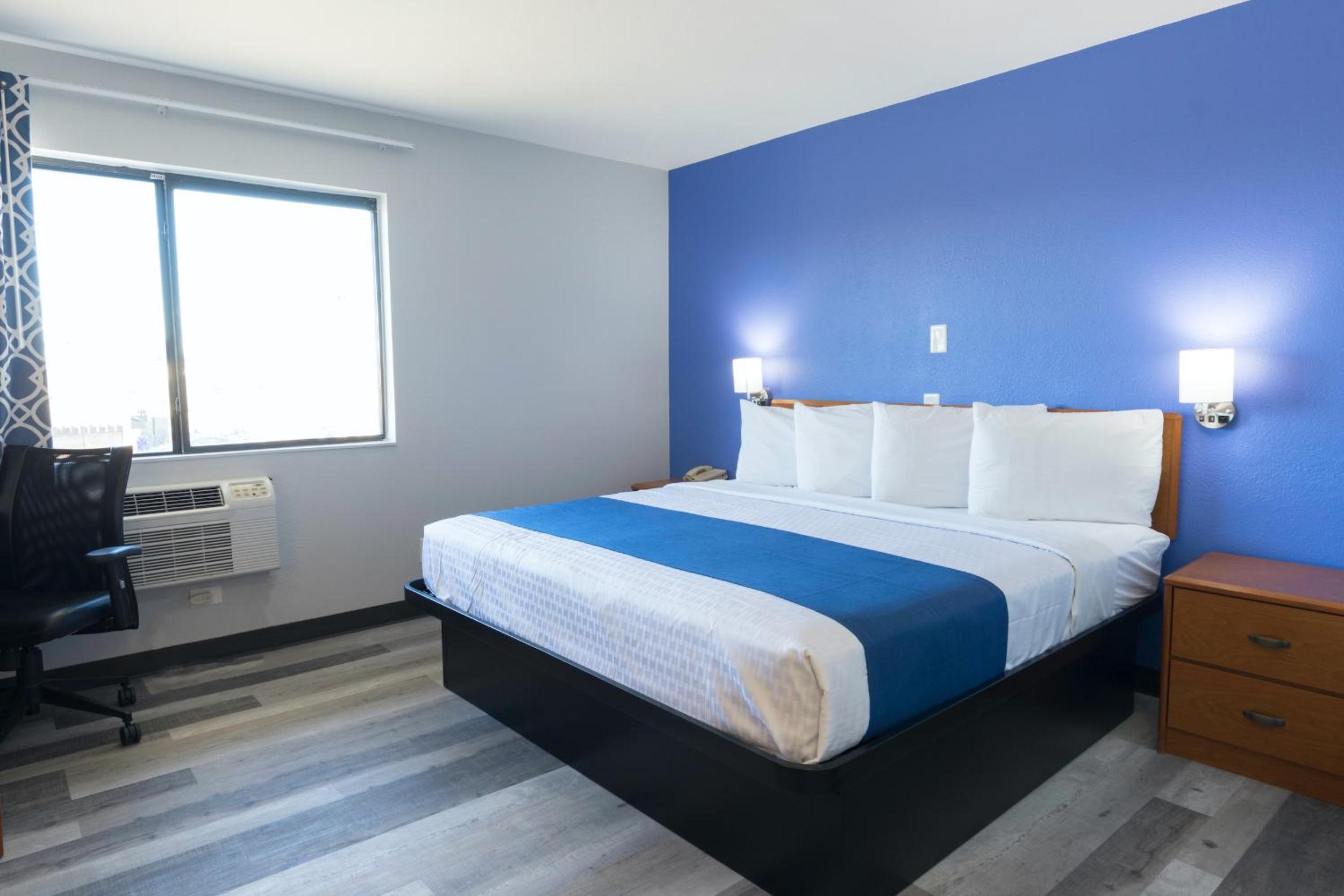 1 King Bed Non-Smoking