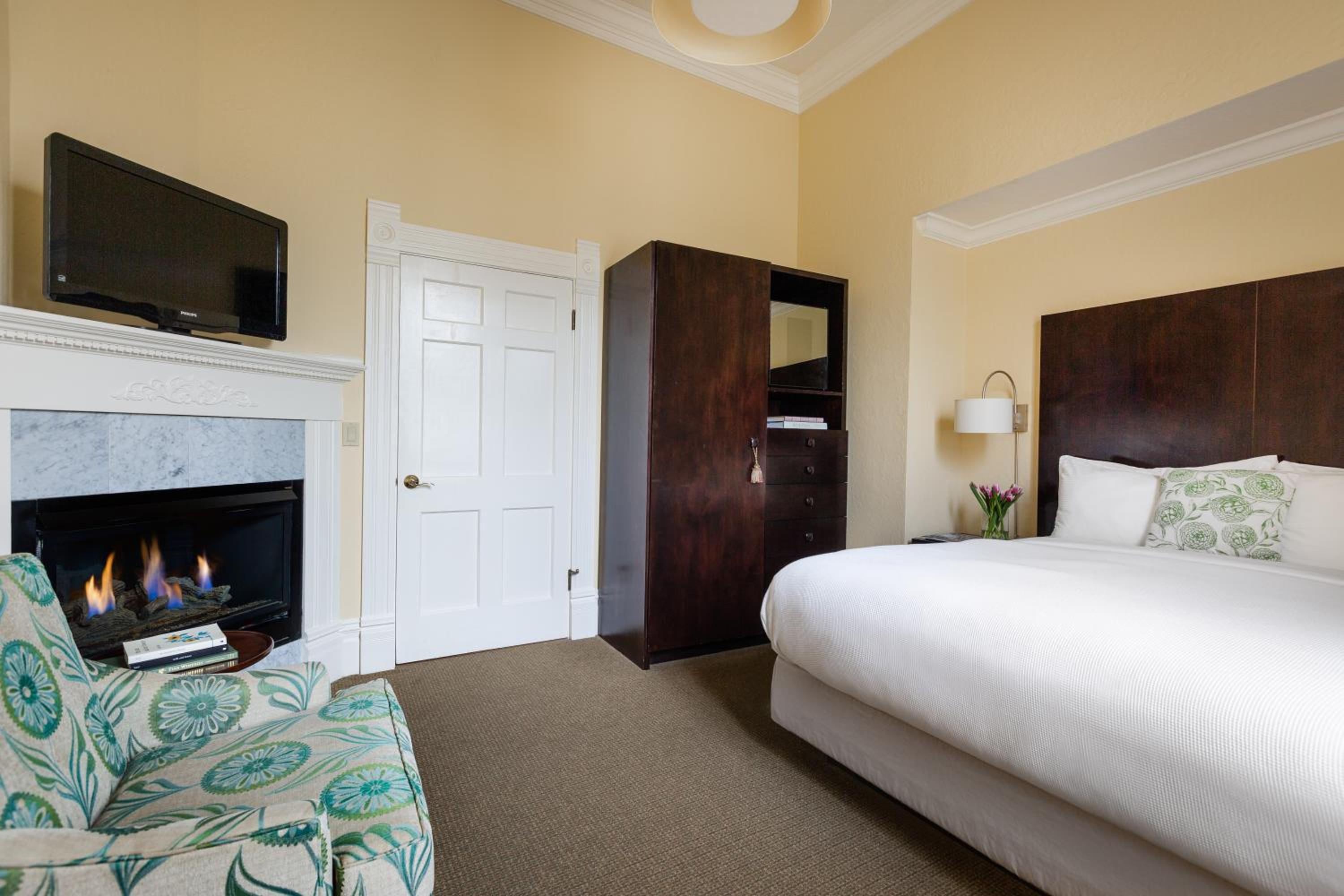 Healdsburg Queen - Photo 1