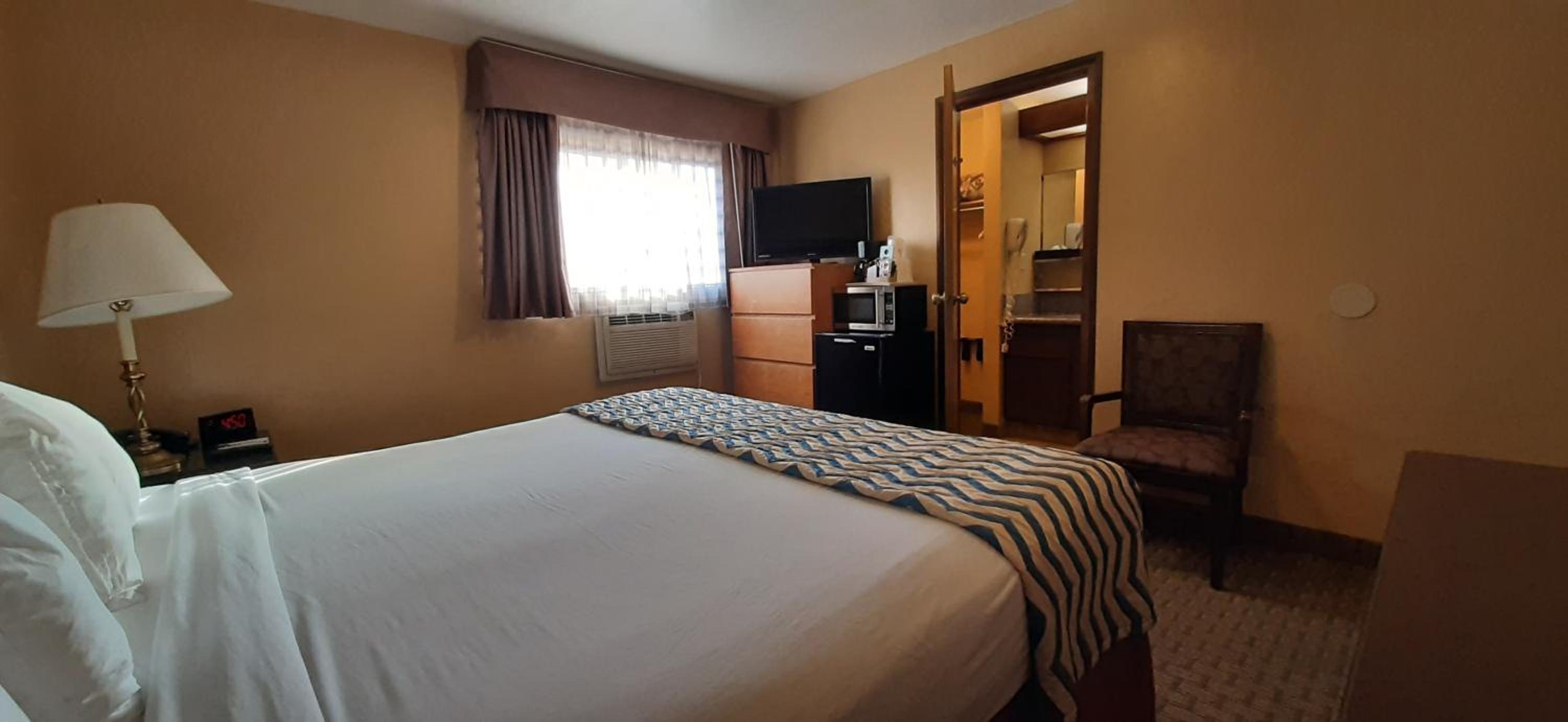 King Room - Non-Smoking - Photo 1